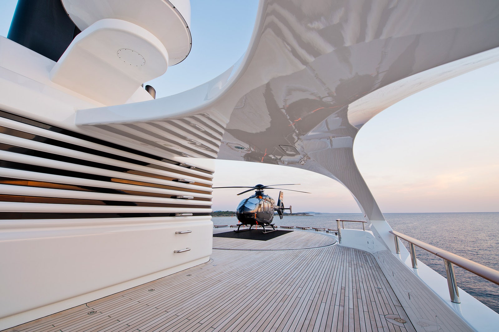 Дизайн интерьера яхты Dream по проекту Симоне Чармоли и Мигеля Куэды