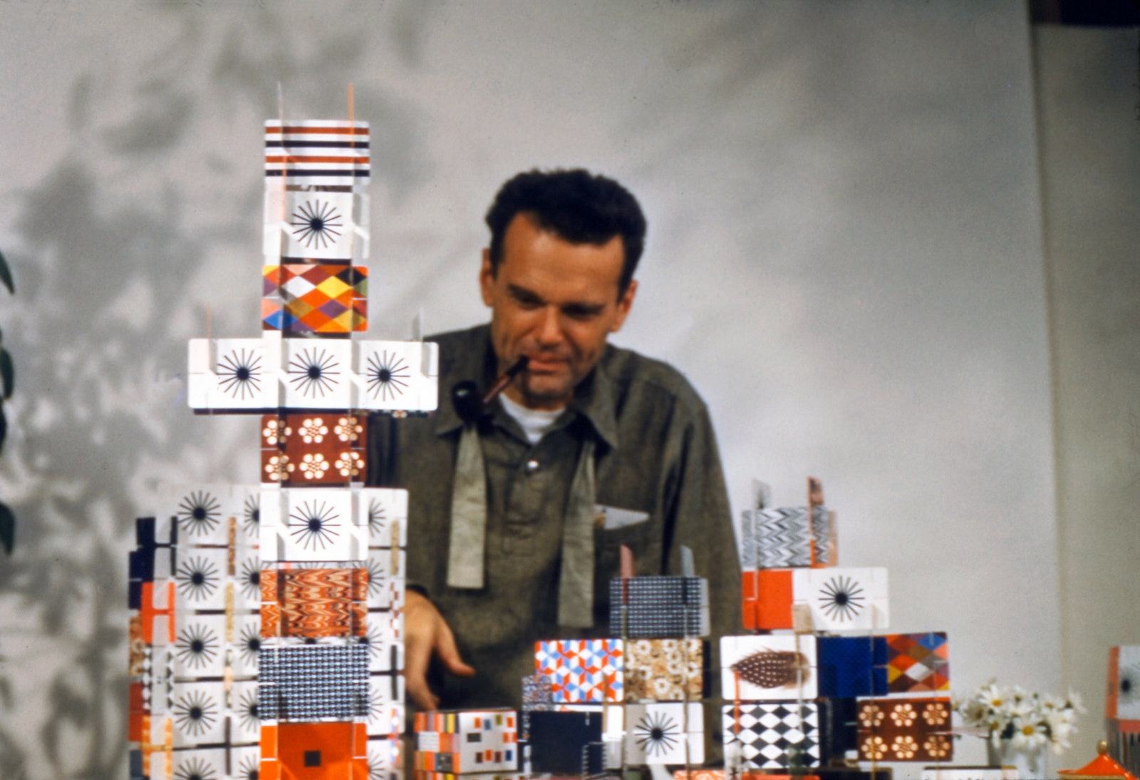Чарлз Имз с конструкцией “Дом из карт” 1952. © Eames Office LLC