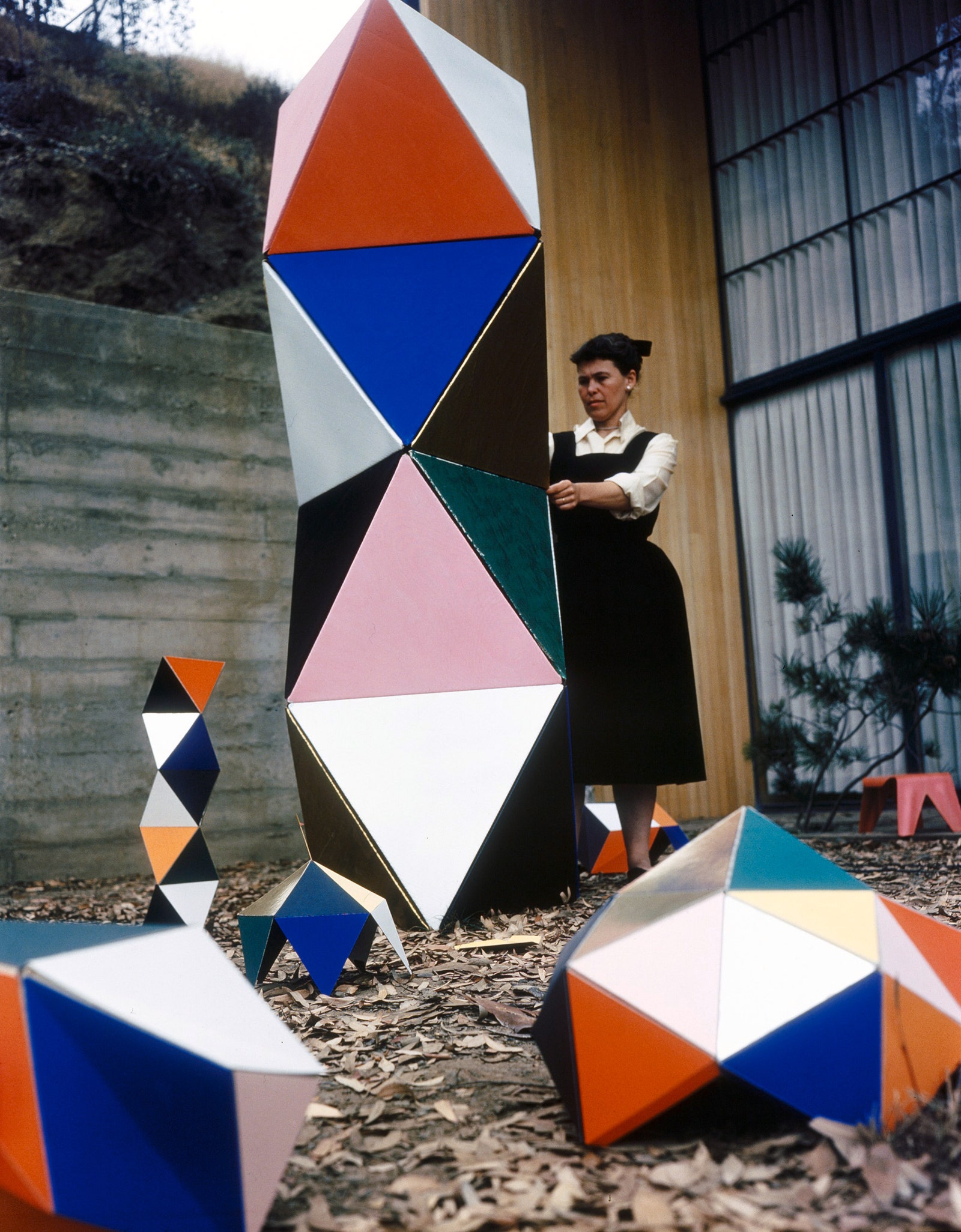 Рэй Имз с прототипом The Toy 1950. © Eames Office LLC