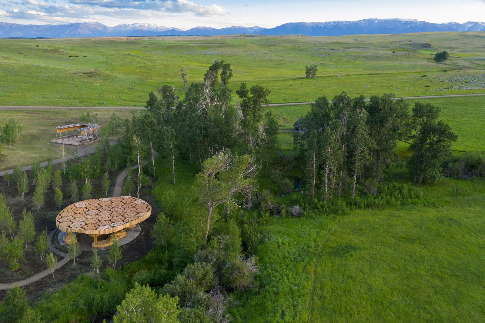 Дизайн павильона из дерева на территории артцентра в Монтане