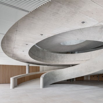Офисное здание с бетонной винтовой лестницей в Швейцарии