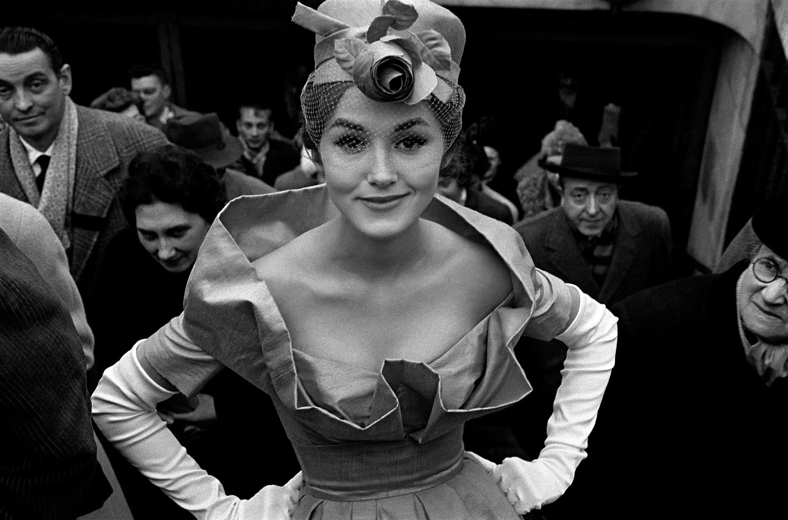 Monique Dutto at métro exit для JDM. Париж Франция. 1959.