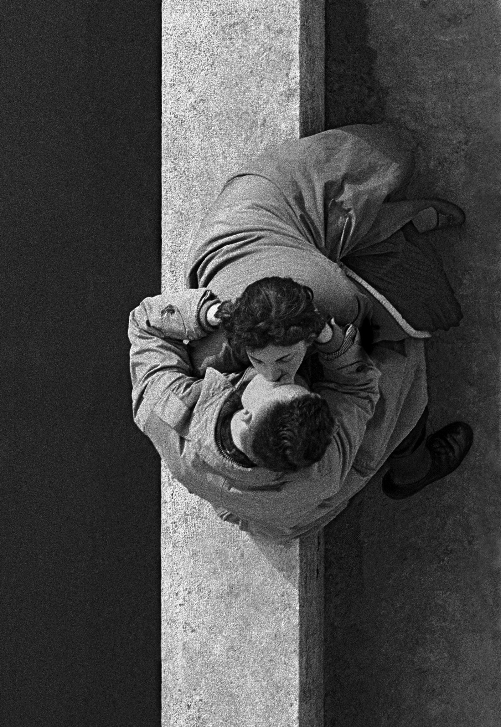 Quai du Louvre couple. Париж Франция. 1955.