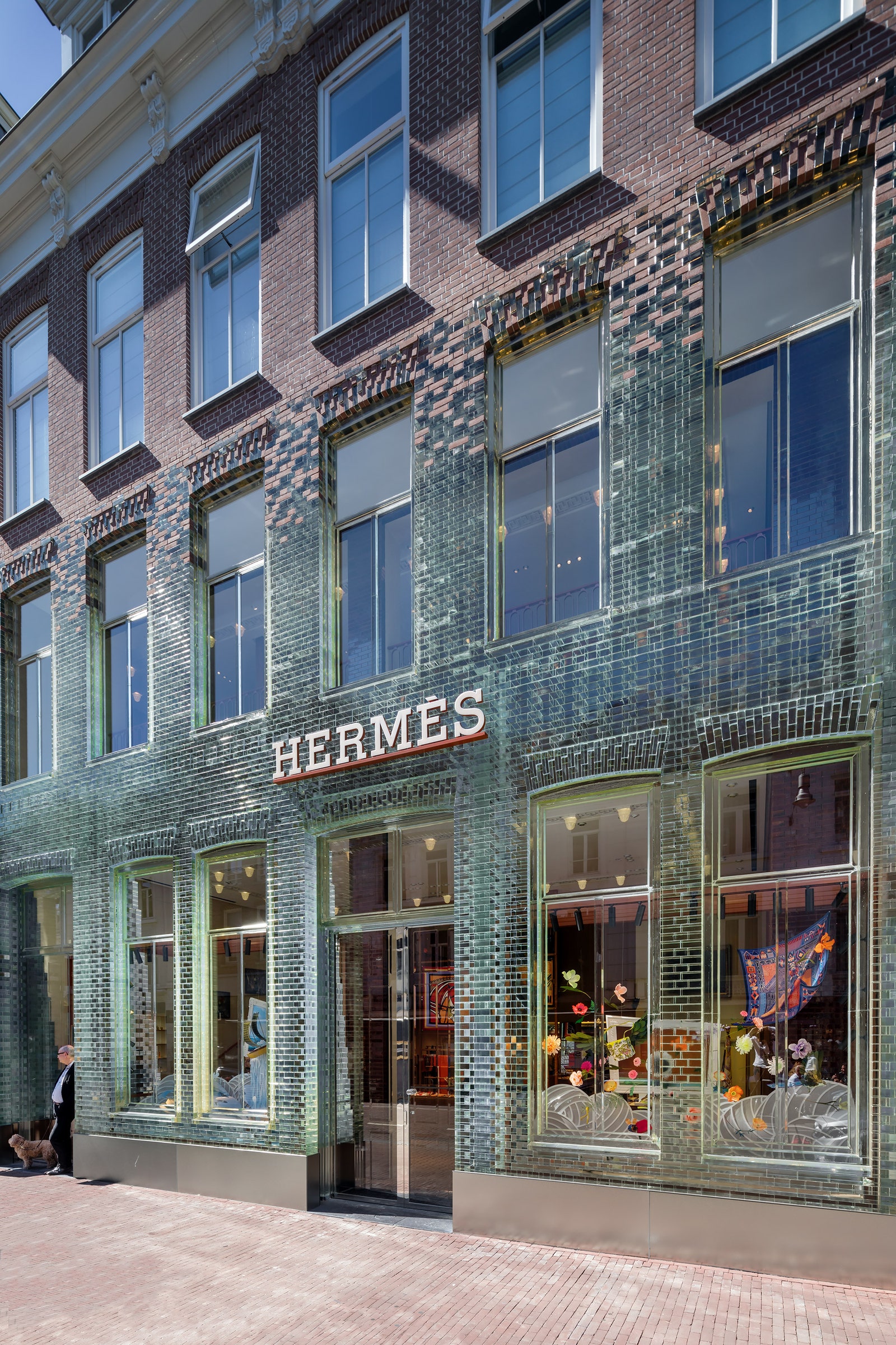Бутик Hermès со стеклянным фасадом в Амстердаме