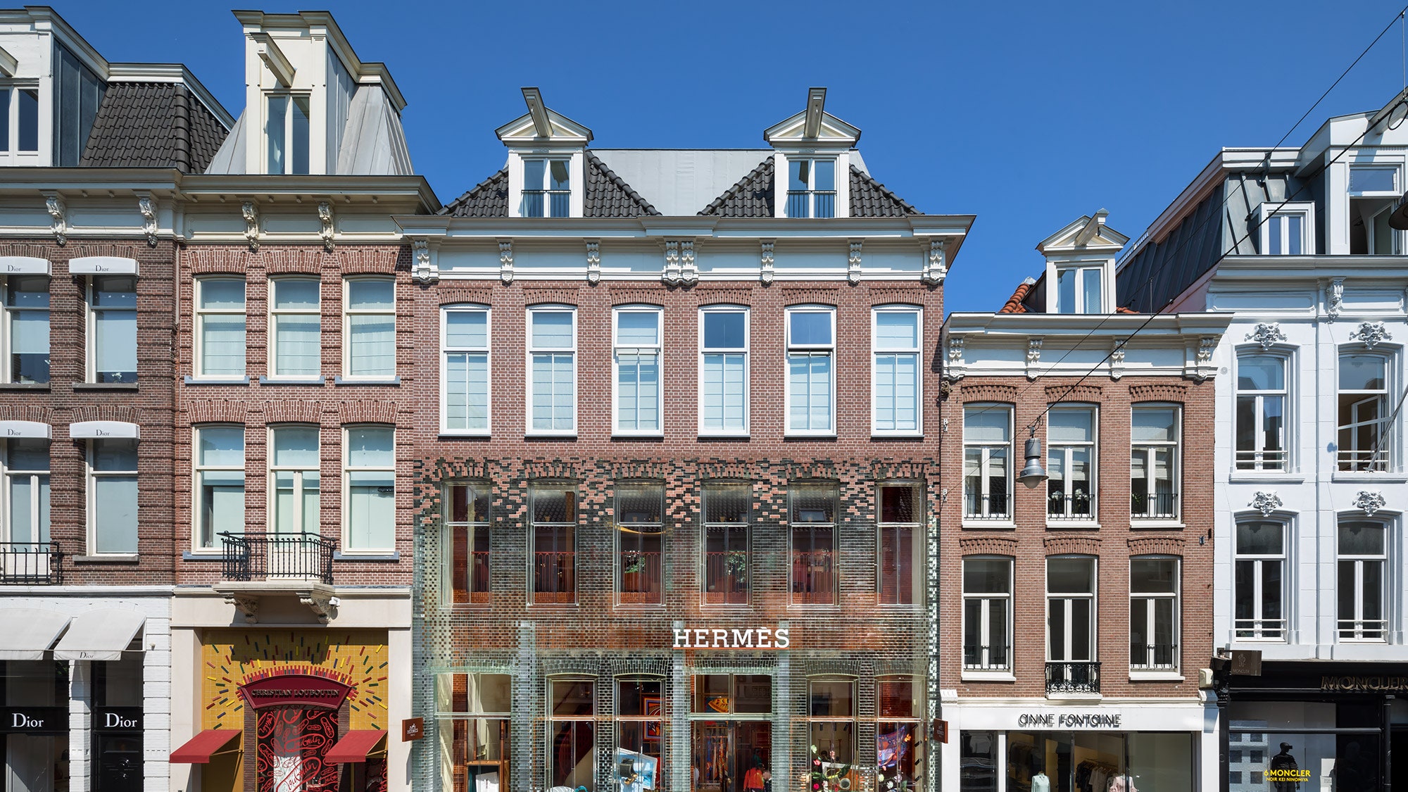 Бутик Hermès со стеклянным фасадом в Амстердаме