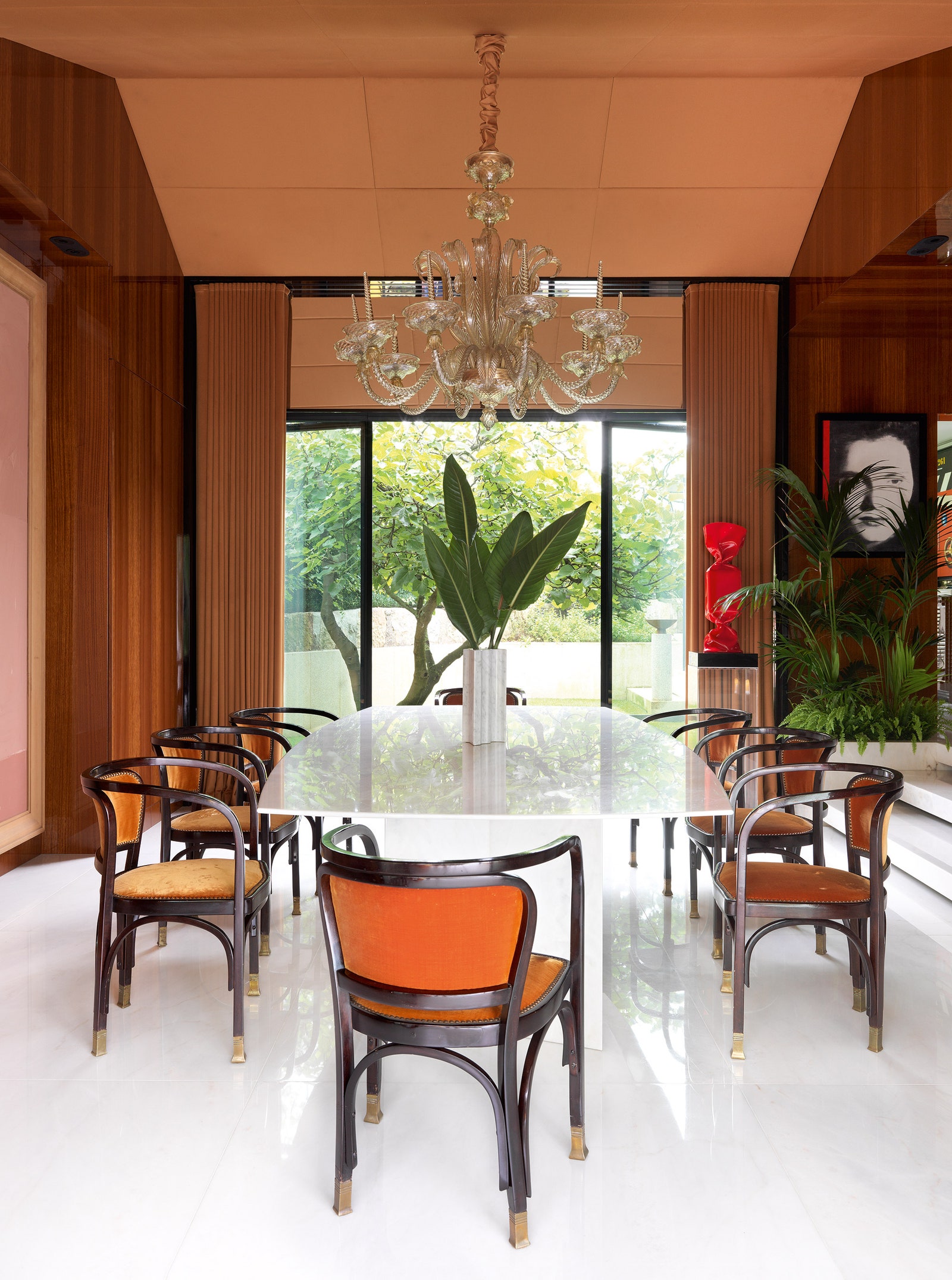 Обеденный стол из мрамора сделан на заказ стулья по дизайну Густава Зигеля винтажные ваза — работа Анджело Манджаротти...