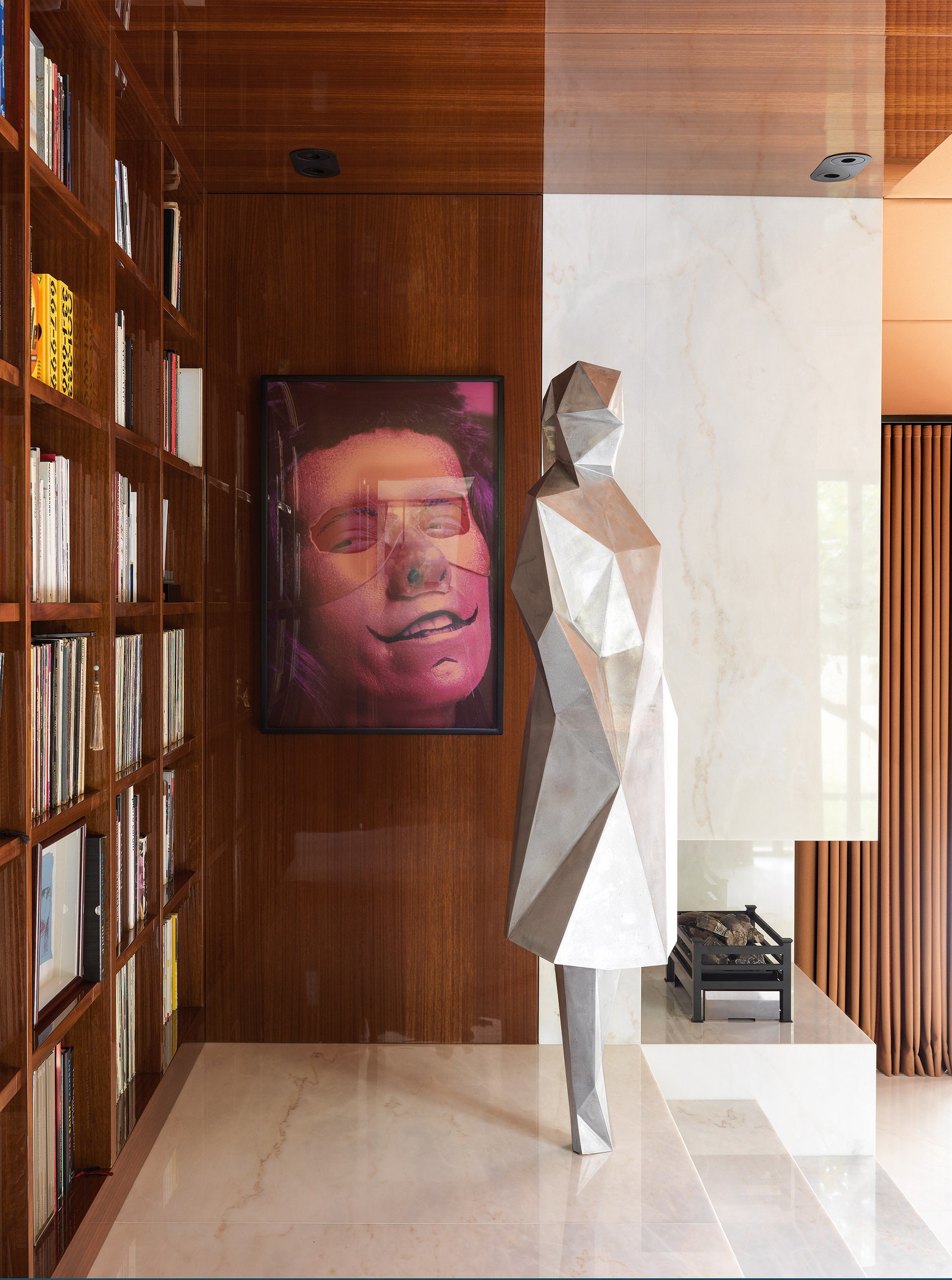 Фрагмент гостиной. На переднем плане скульптура Sophie работы Ксавье Вейана а за ней на стене фотография Синди Шерман.