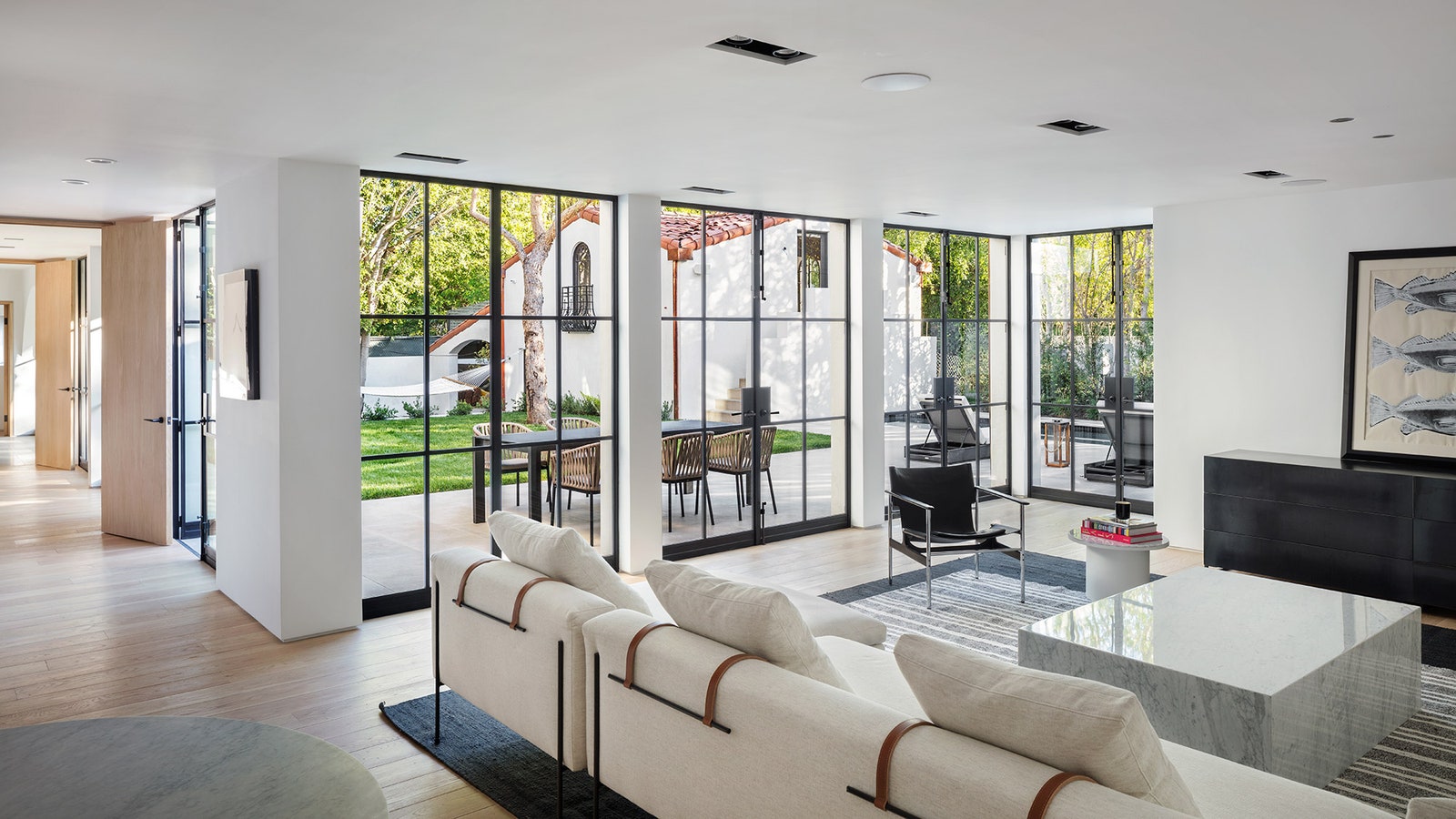 Дизайн интерьера дома в БеверлиХиллз по проекту Standard Architecture