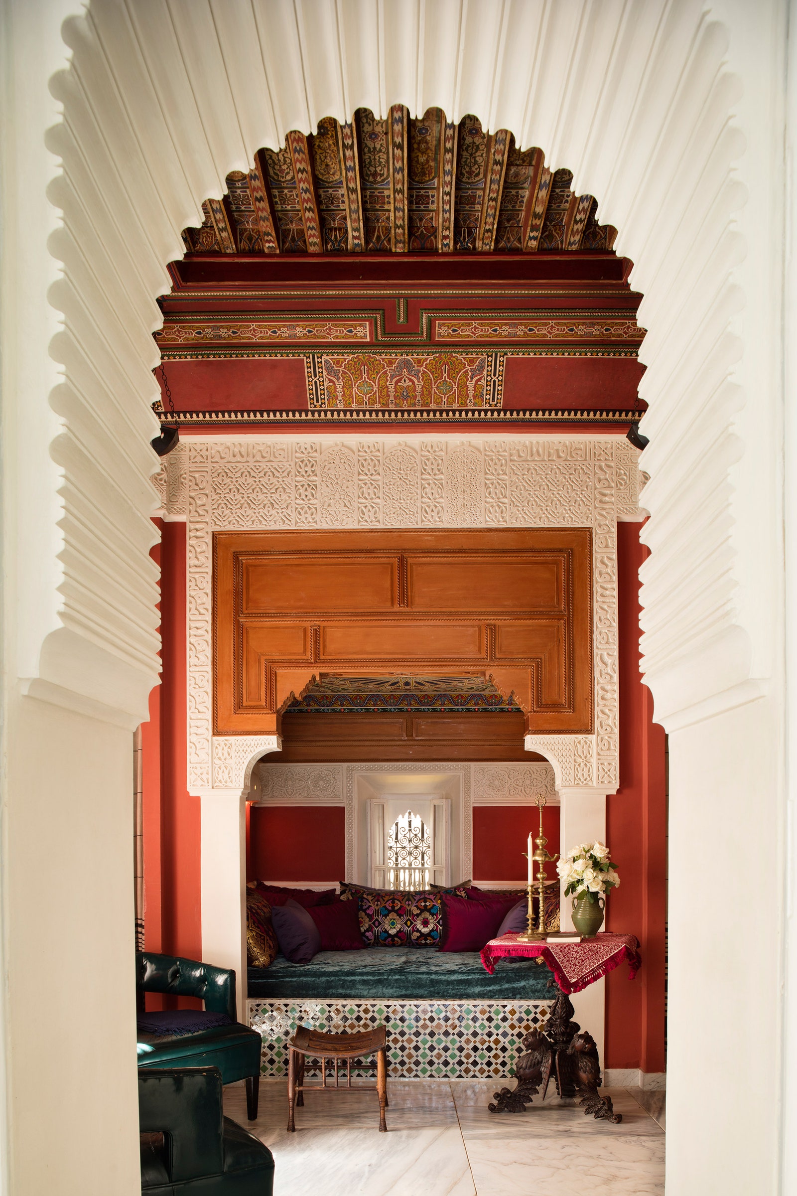 Марокканская гостиная. На подушках в нише балинезийские и марокканские ткани справа индопортугальский столик египетский...