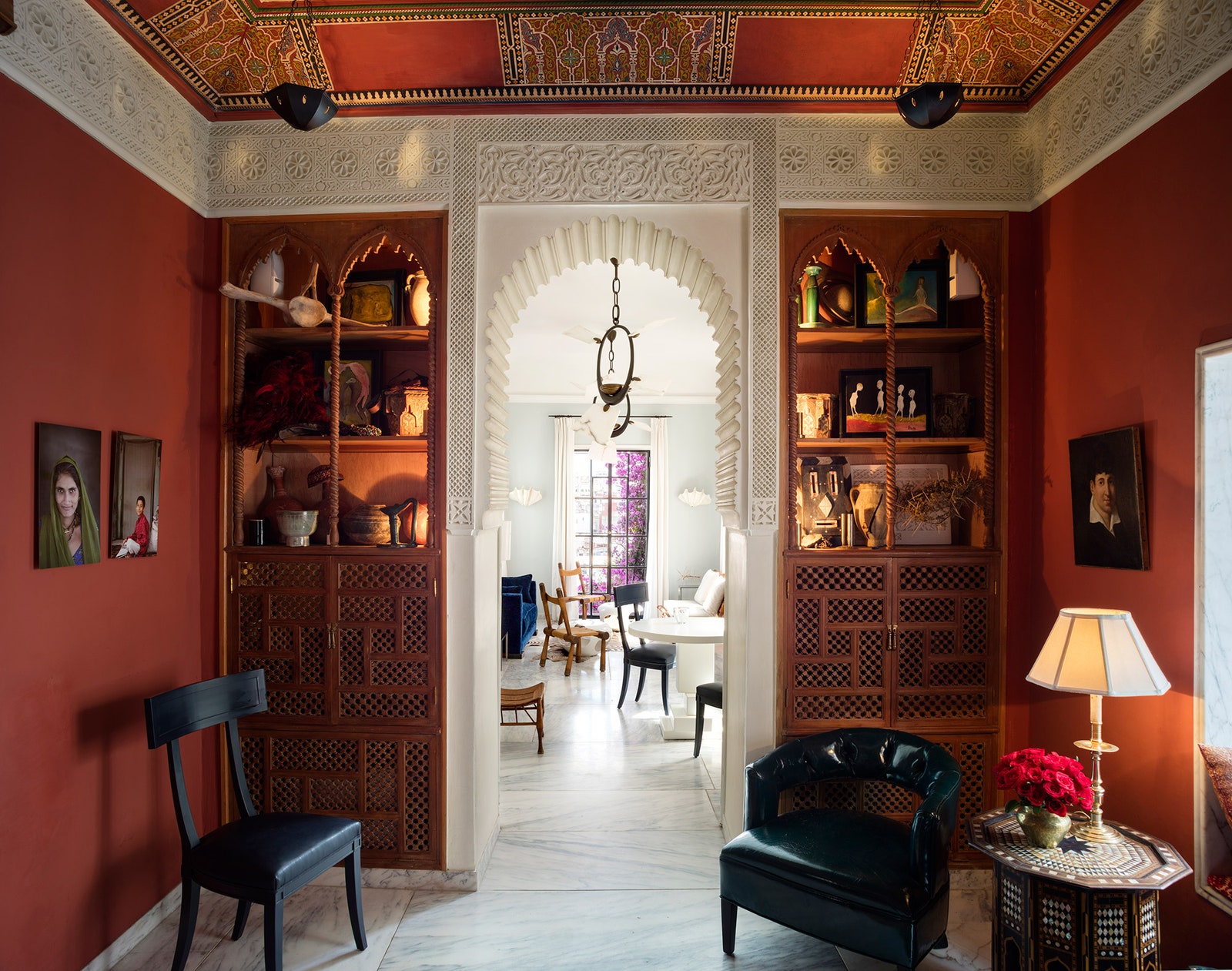 Марокканская гостиная. Гипсовые и деревянные резные детали а также столик — работа местных мастеров кресло из галереи...