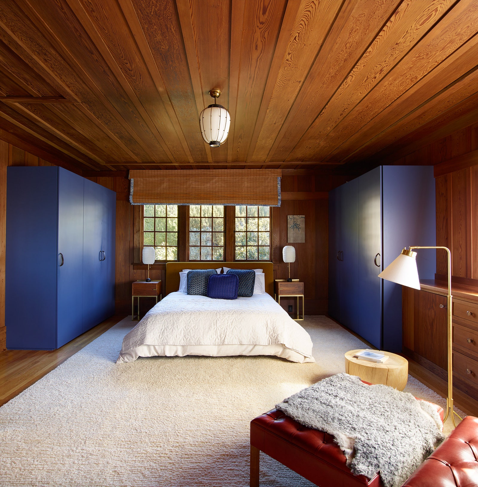 Хозяйская спальня. Синие гардеробы Henrybuilt ковер Christopher Farr прикроватные столики сделаны по проекту бюро Commune.