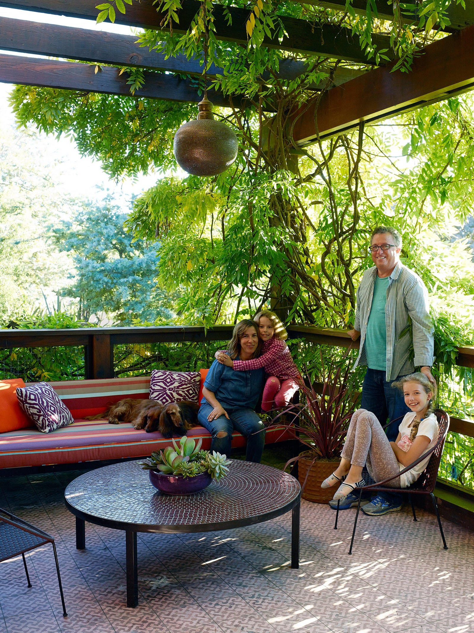 Хозяева дома Дженнифер Доблер и Пэт Келли со своими дочерьми — Скарлетт и Индией.