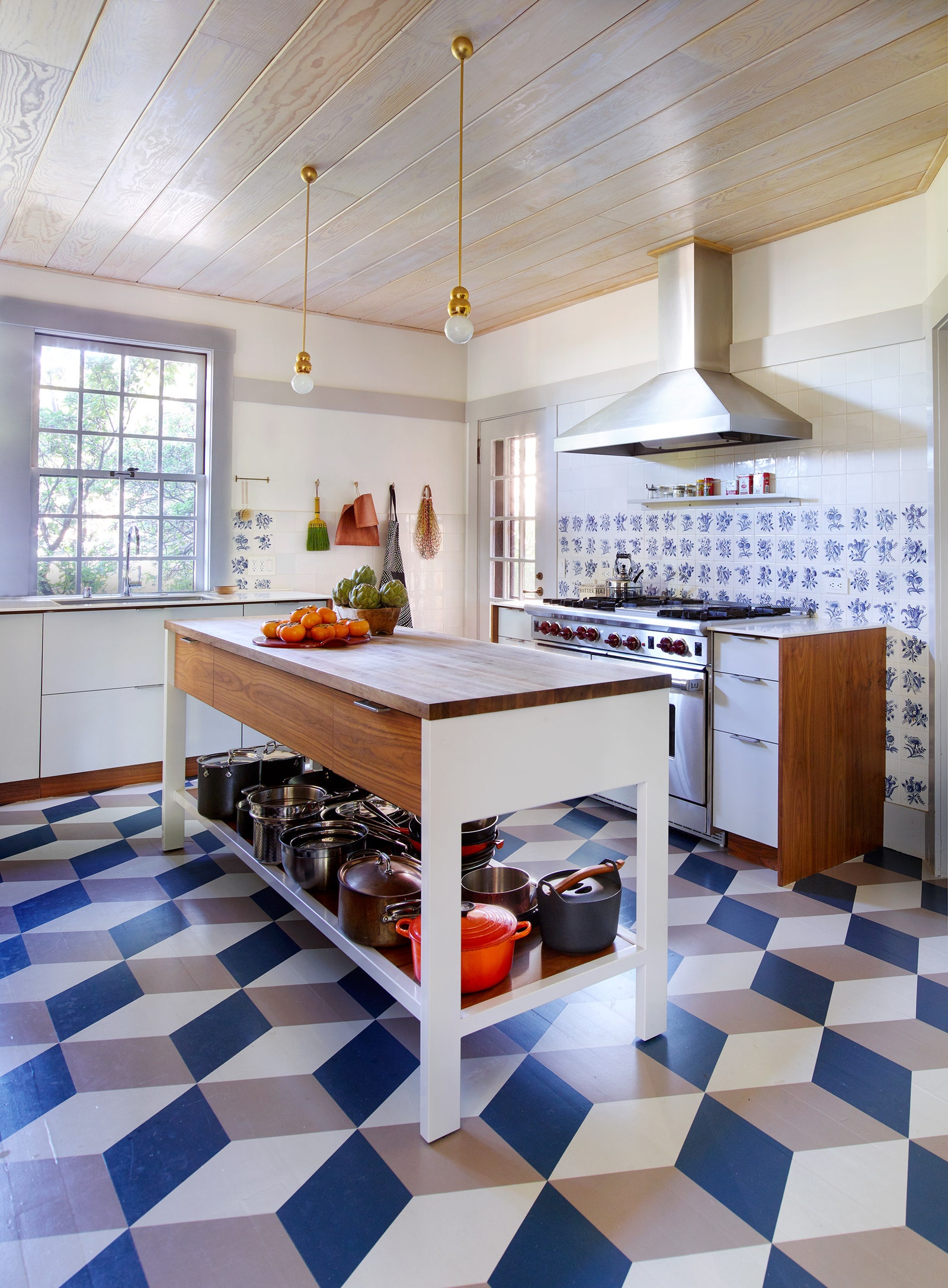 Геометричный узор на полу нарисованный. Шкафы и кухонный остров Henrybuilt светильники Michael Anastassiades.