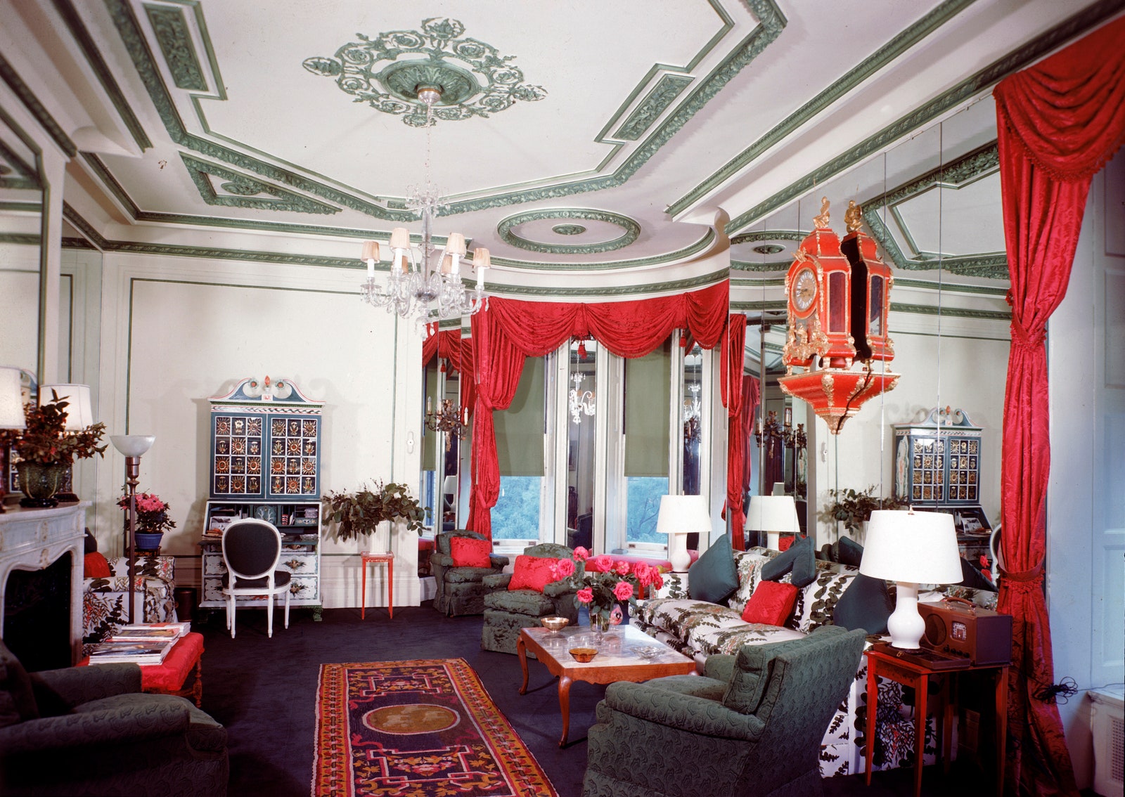 Интерьер Vertes Suite в ньюйоркском отеле The Plaza по проекту Элси де Вольф 1946. На проект сюита было потрачено 18 000...