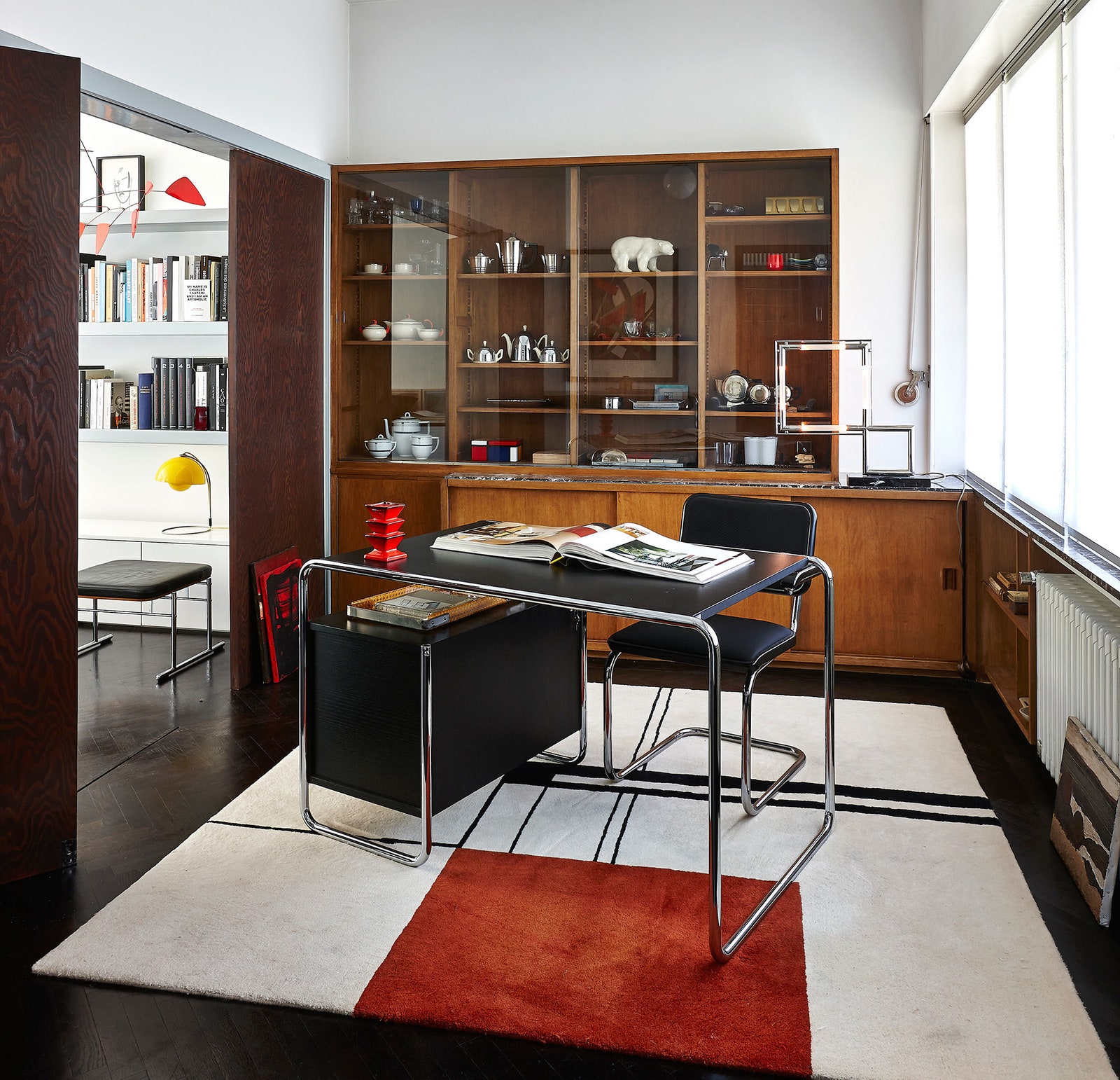 Кабинет. Книжные шкафы сделаны для проекта архитектором ЛуиГерманом де Конинком письменный стол и стул по дизайну...