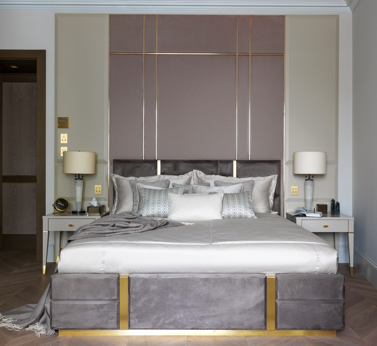 Спальня оформлена со сдержанной роскошью весь смысл в фактуре и текстуре материалов.