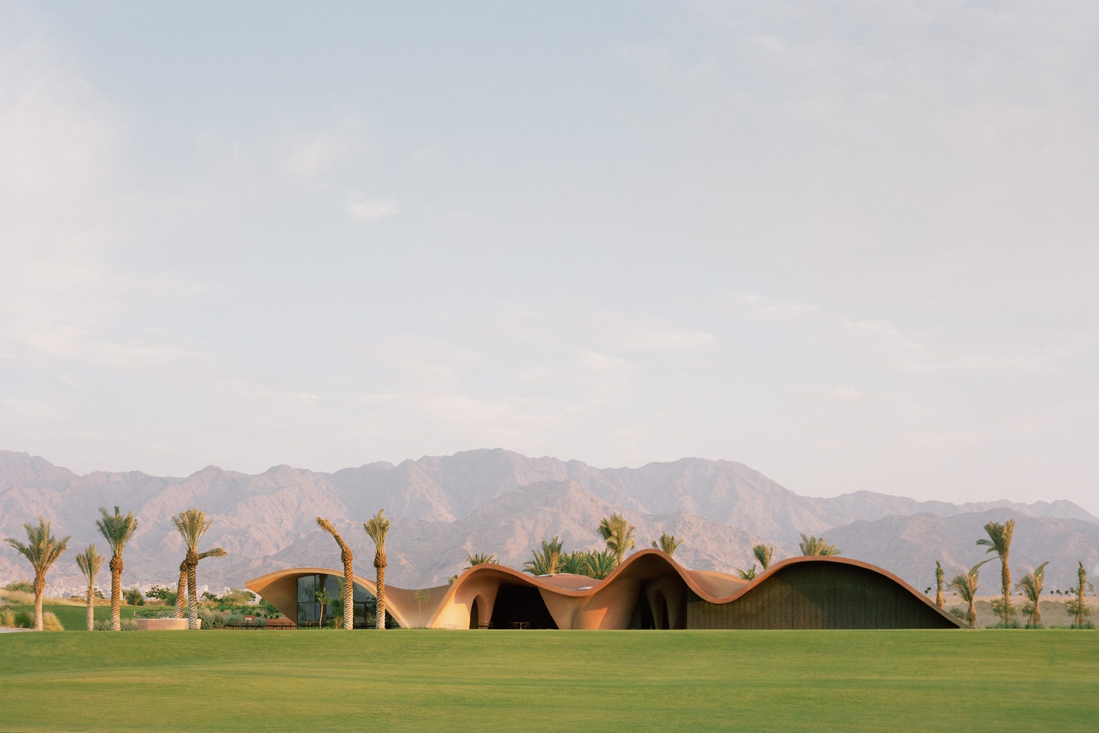 Необычный дизайн гольфклуба в Иордании