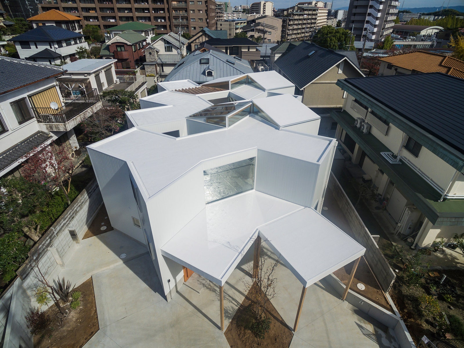 Дом необычной формы в Японии планировка с фото