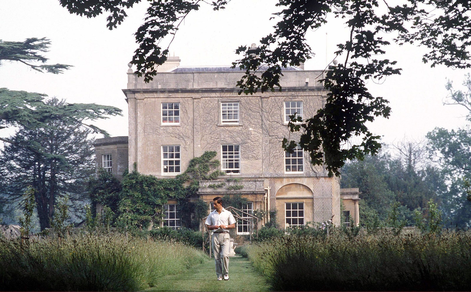 Принц Чарльз в своем саду в поместье Highgrove 1986.