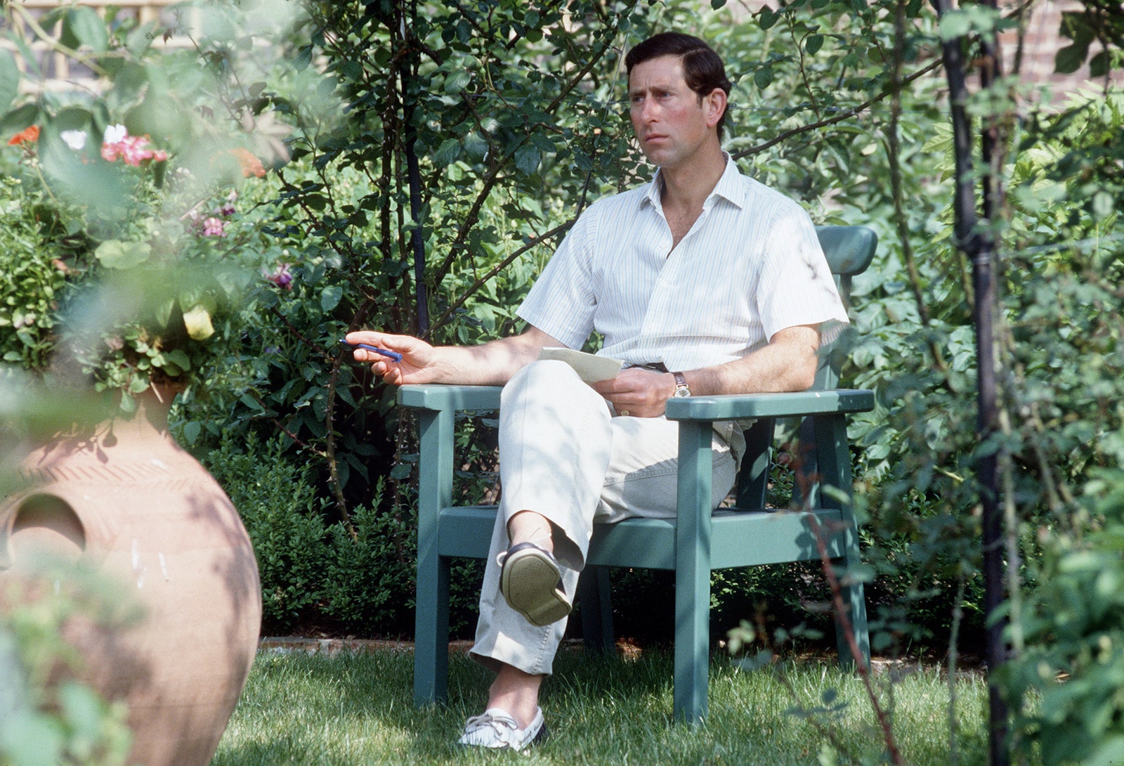 Принц Чарльз в своем саду в поместье Highgrove 1986.