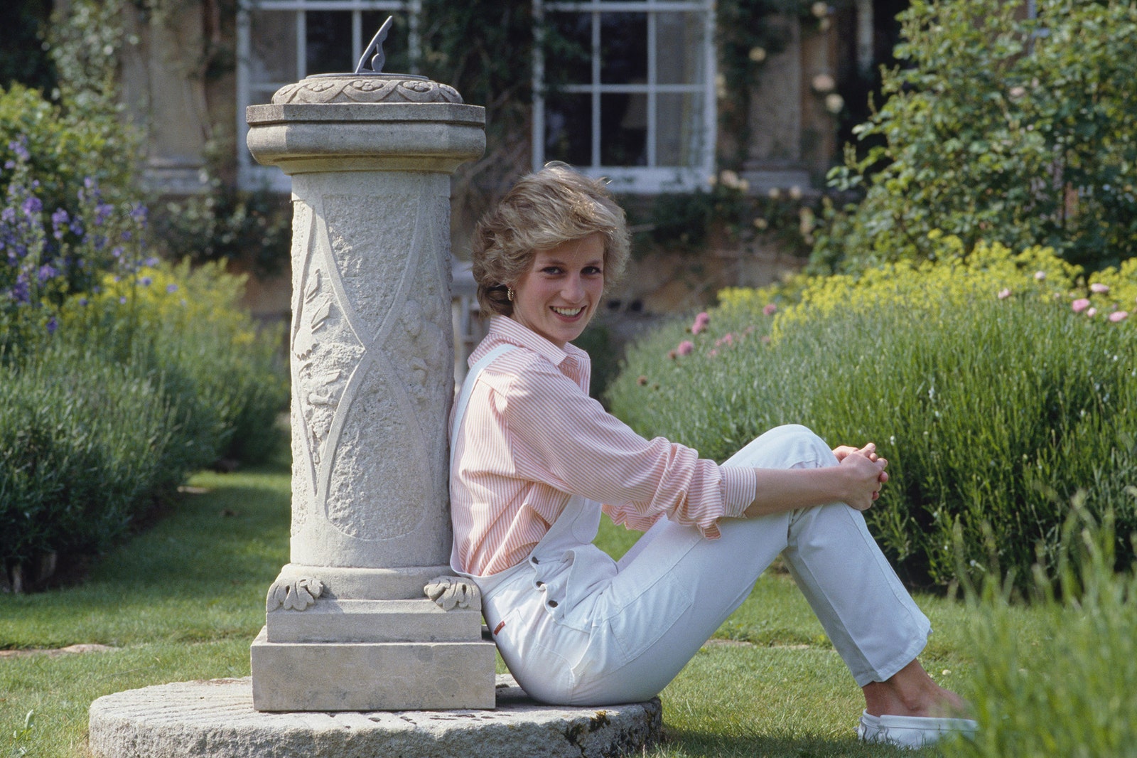 Принцесса Диана в cаду поместья Highgrove 1986.