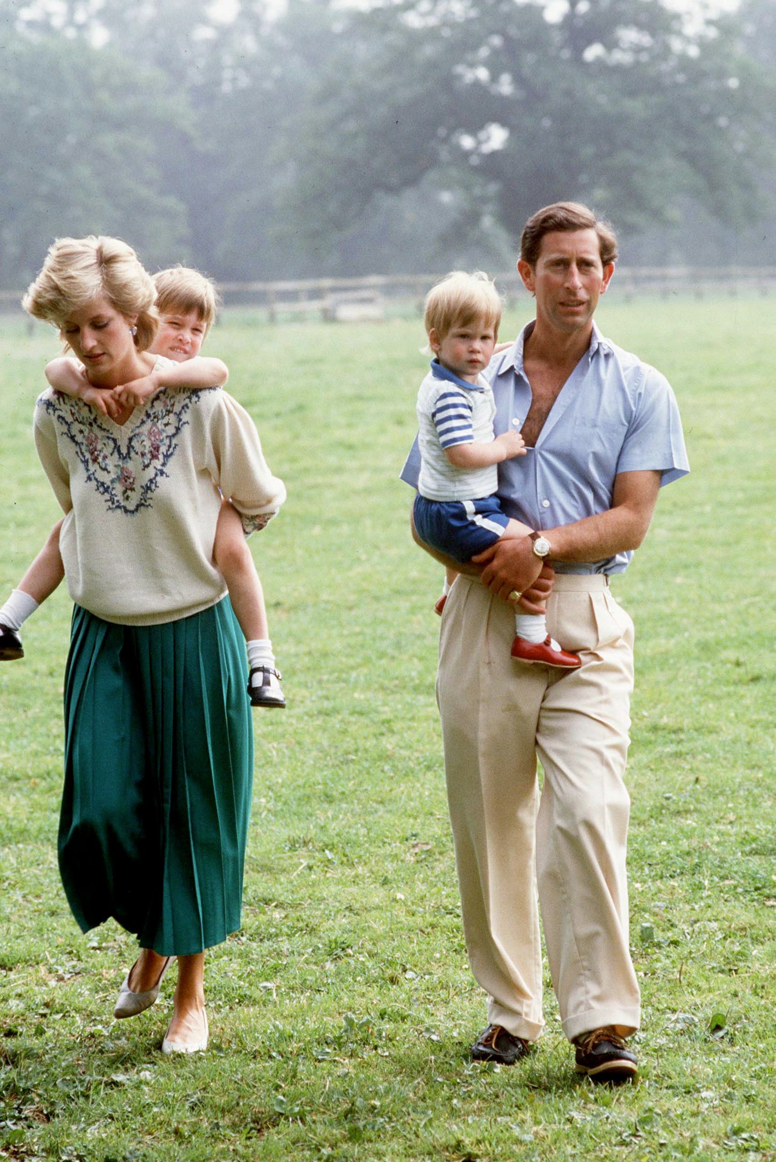 Принцесса Диана и принц Чарльз с сыновьями принцем Уильямом и принцем Гарри в саду поместья Highgrove 1986.