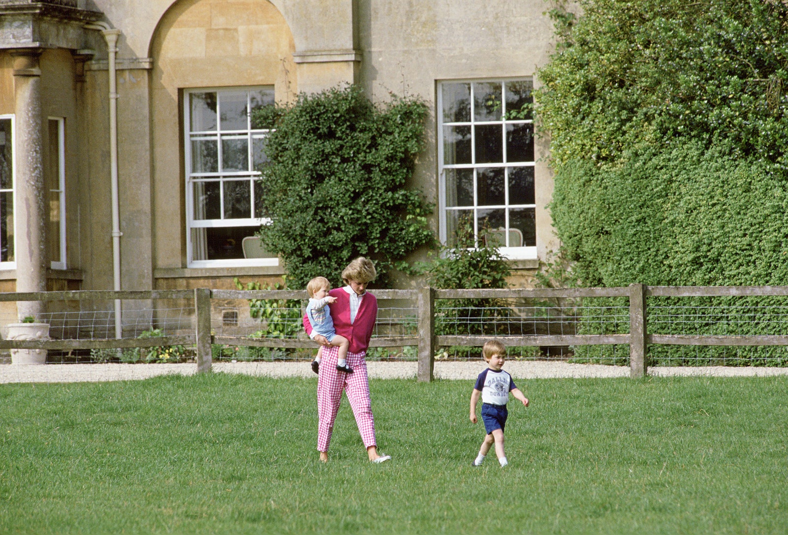 Принцесса Диана с сыновьями принцем Уильямом и принцем Гарри в саду поместья Highgrove 1986.