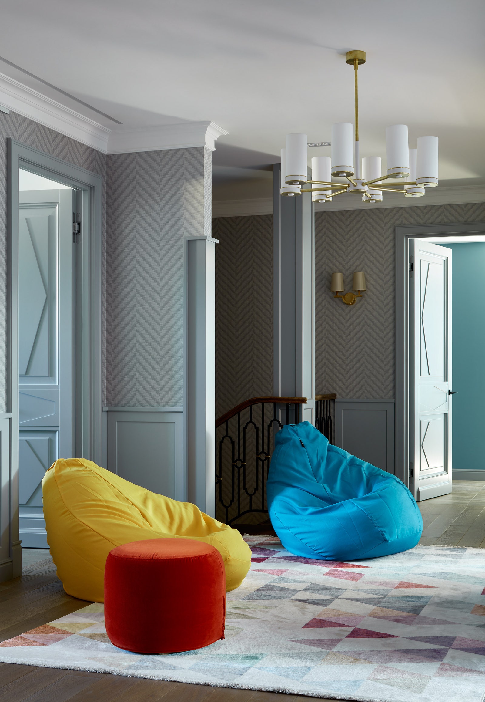 Холл на втором этаже. Люстра Any Home бра Objet Insolite пуфы IKEA ковер “Ами Ковры” двери и панели выполнены в...