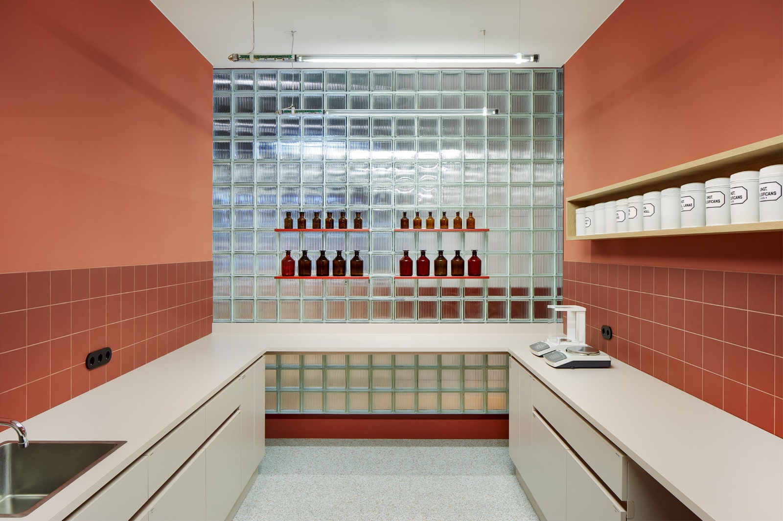 “Умная” аптека в стиле midcentury modern в Берлине