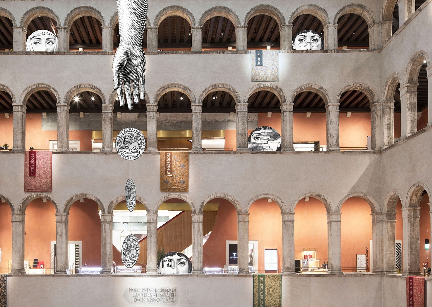 Инсталляция Fornasetti в универмаге Fondaco dei Tedeschi