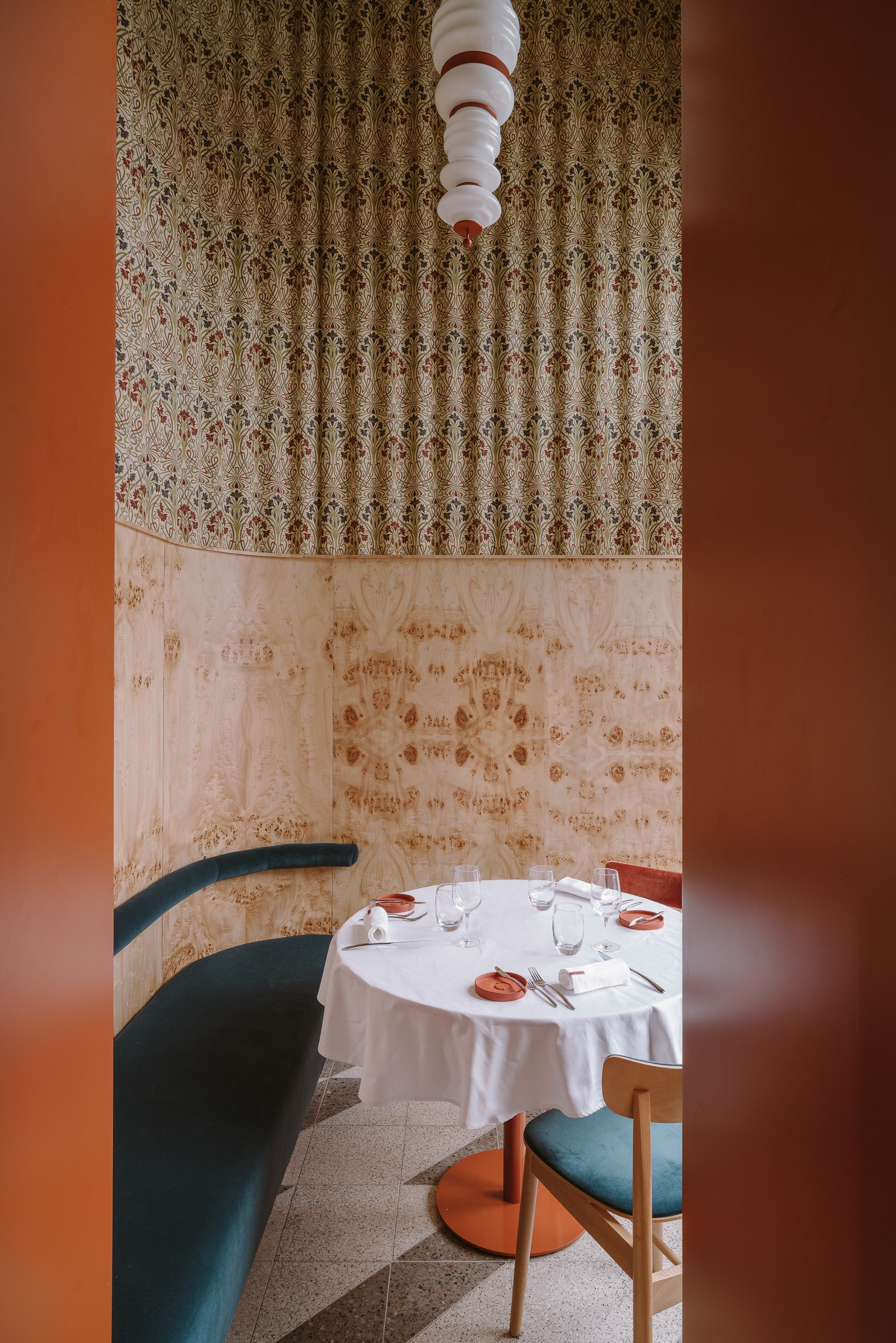 Мед шалфей коралл и чернила ресторан Opasly Tom в Варшаве