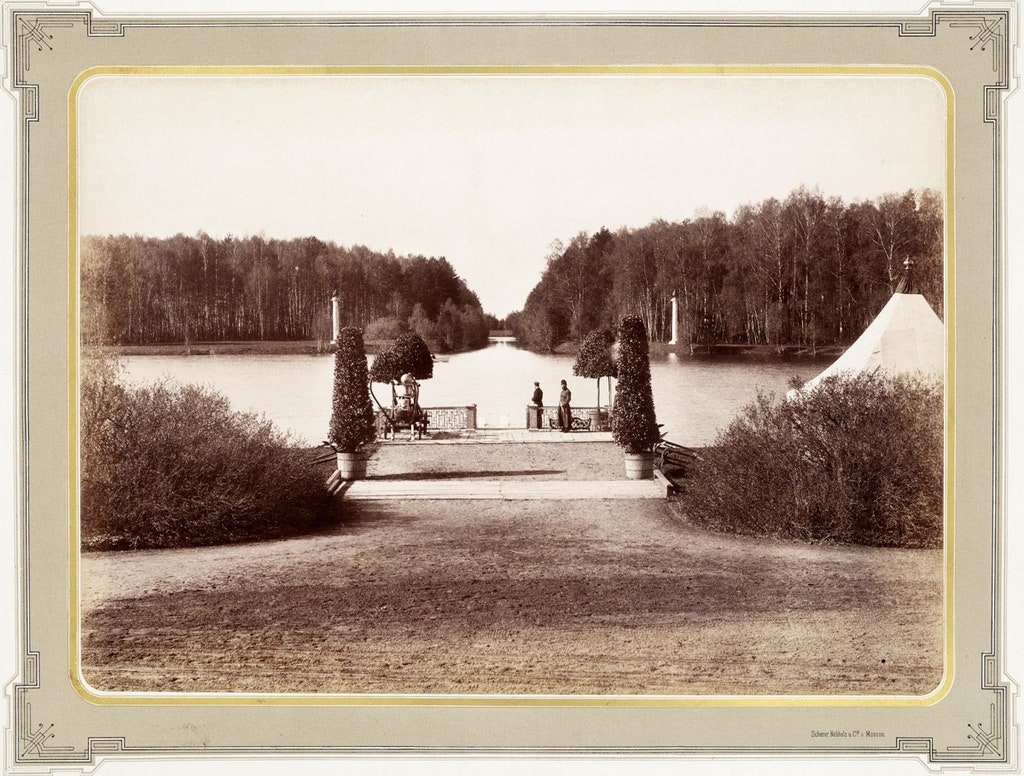 Вид с парадного двора на пристань пруд и канал. Дата съемки 1886.