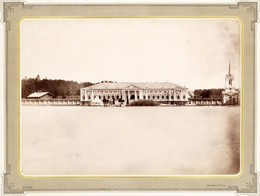 Кусковский дворец на берегу пруда. Дата съемки приблизительно 18831886.