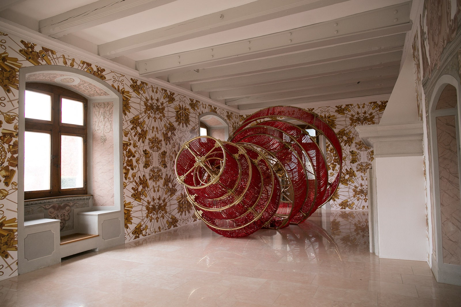 Все стены этой комнаты покрывают “художественные” обои Ай Вэйвэя на полу — его же скульптура Descending with a Missing...