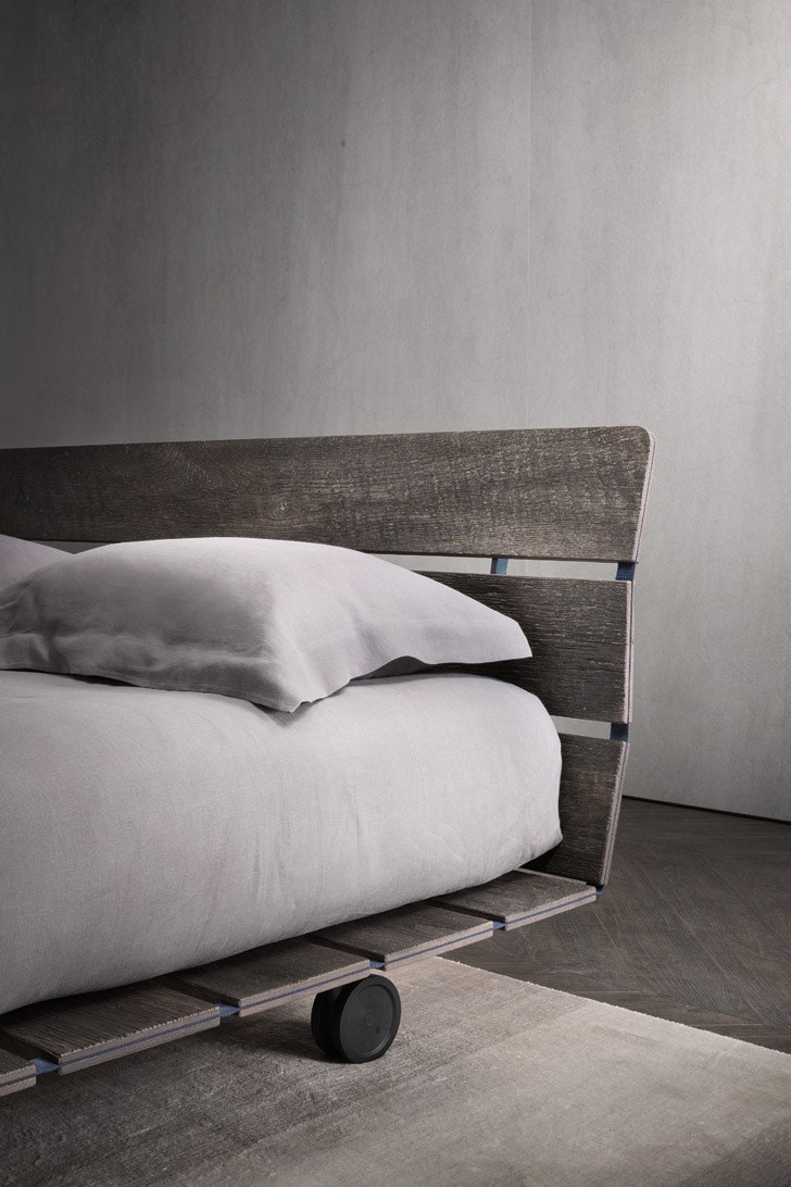 Кровать Tadao выпущенная в 2018 году с каркасом из вторично использованного дуба.