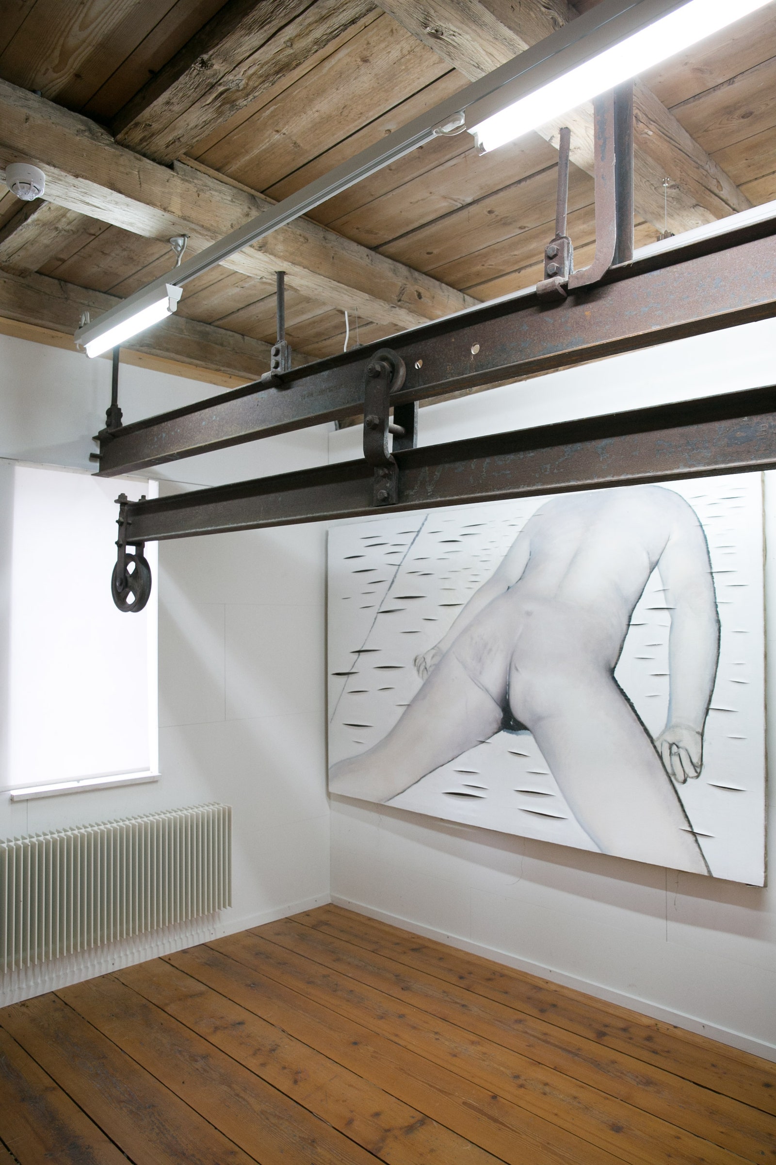 Картина Ван Синвэя Untitled 2001 на мансардном этаже превращенном в поле для кураторских экспериментов.
