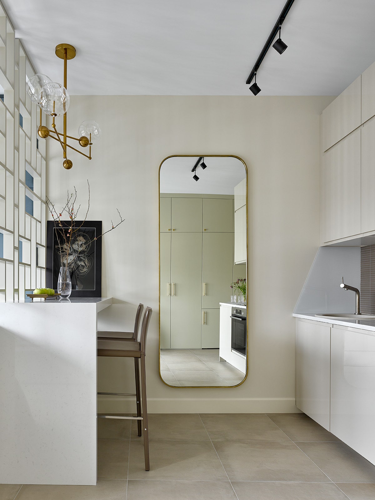 Кухня. Кухонная мебель IKEA кожаные стулья BoСoncept. Зеркало аксессуары фурнитура из латуни и декор выполнены в...