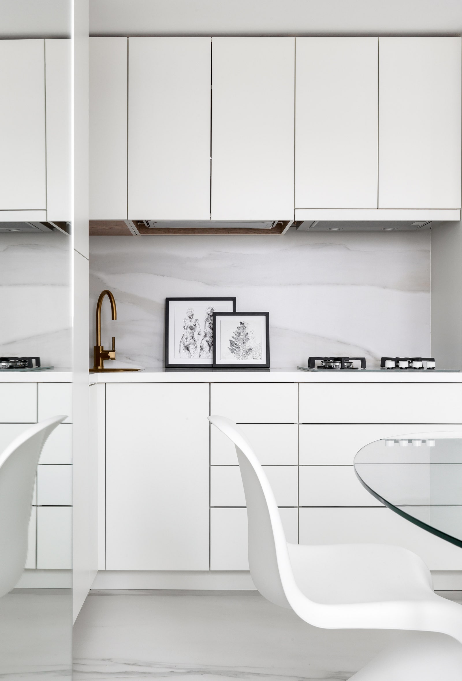 Кухня. Стул Pantone Vitra кухонные шкафы выполнены на заказ по эскизам Atelier Interior раковина и смеситель Omoikiri.