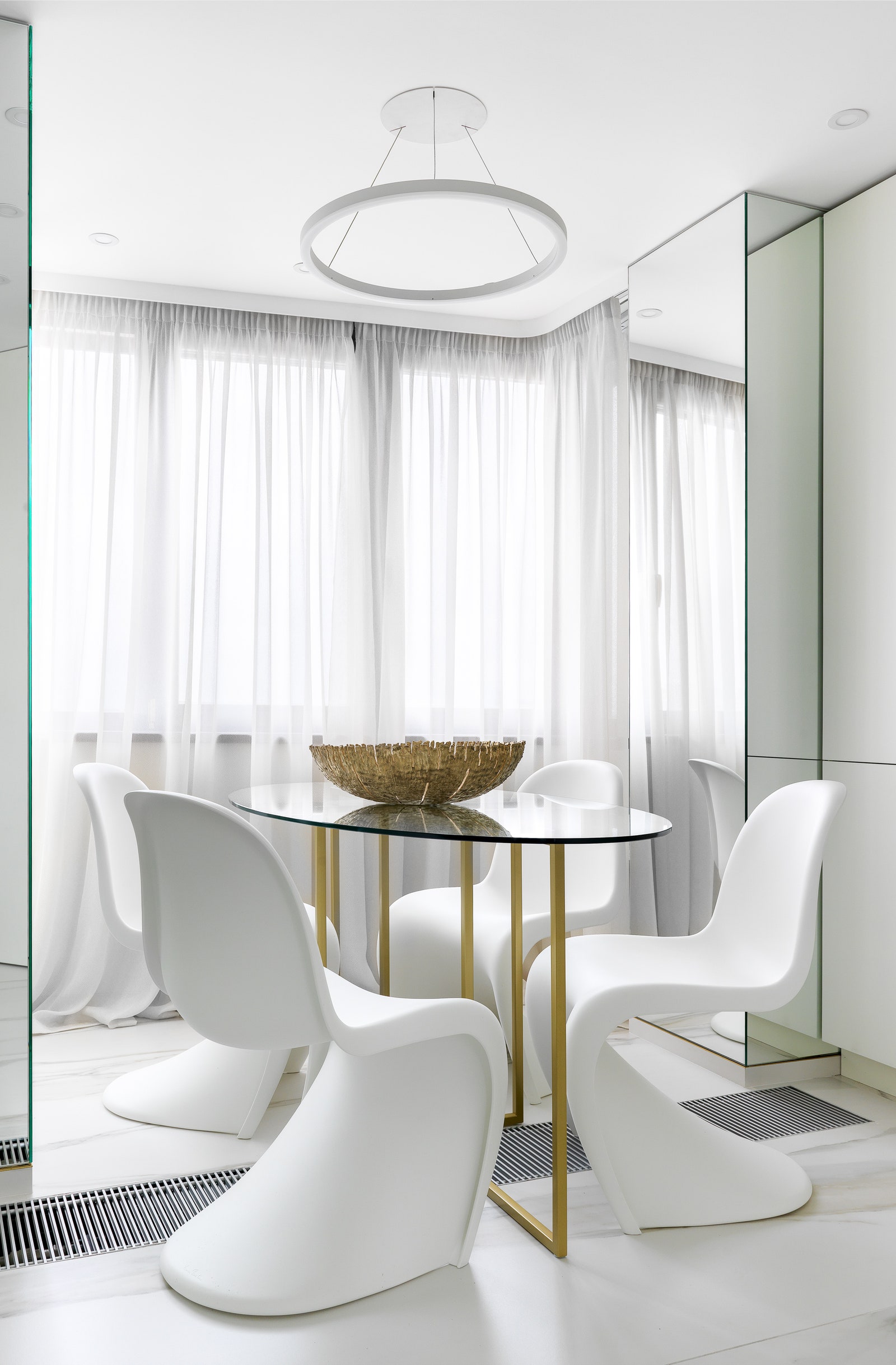 Кухня. Зеркальные шкафы и обеденный стол выполнены на заказ по эскизам Atelier Interior стулья Pantone Vitra ваза Rubrum...