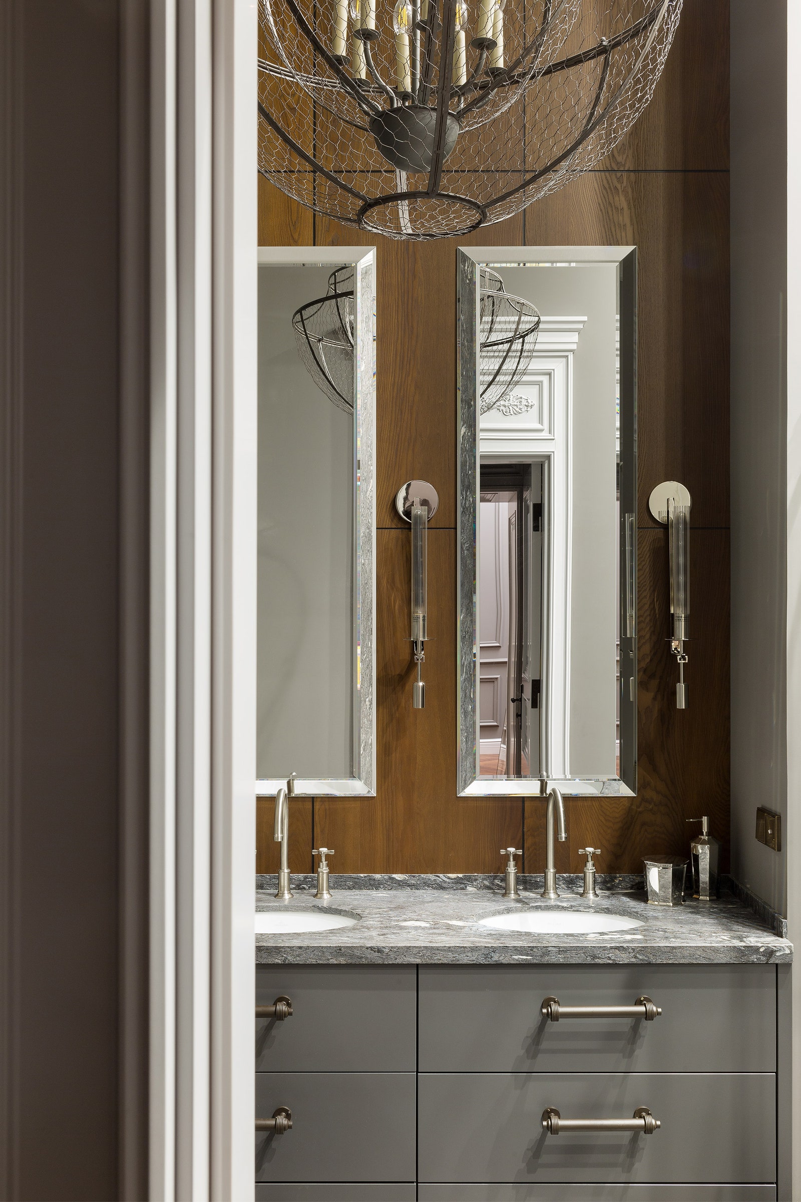 Ванная комната. Тумба под раковины изготовлена на заказ по эскизам дизайнеров “Столичная столярная компания” зеркала...