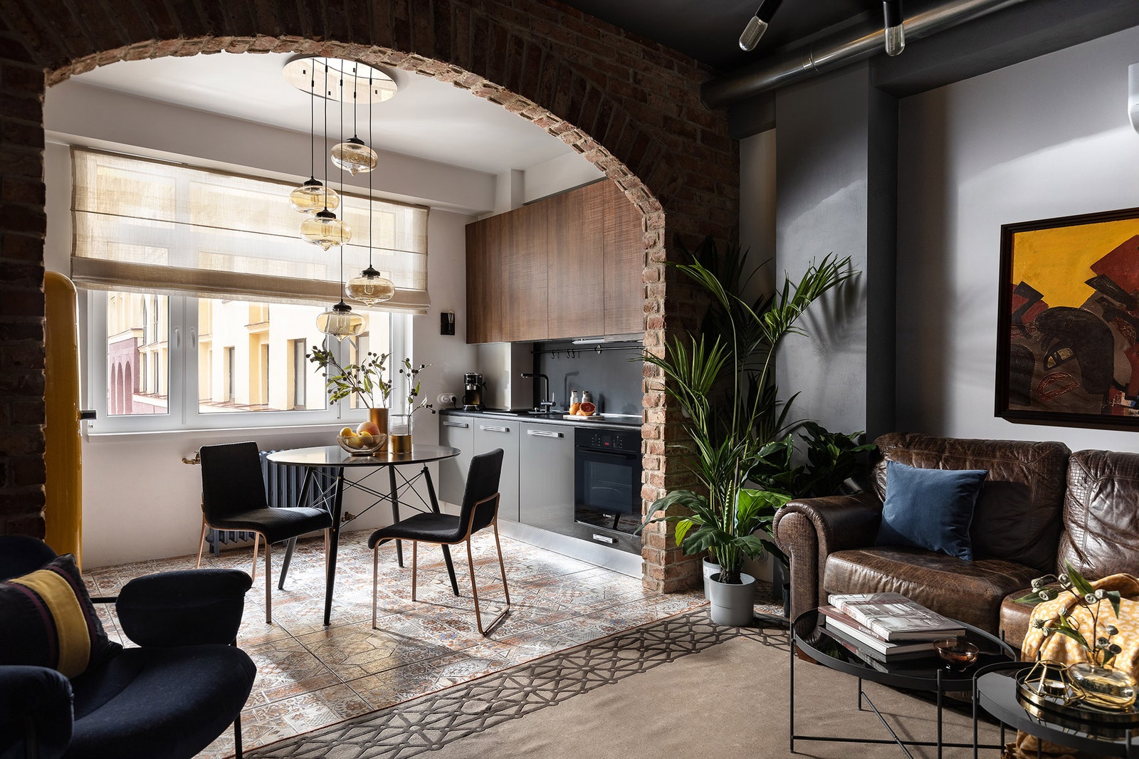 Вид из гостиной на кухню. Кухня Astra диван Century Furniture LLC стулья кресло столики винтаж Lappartement ковер Jerome...