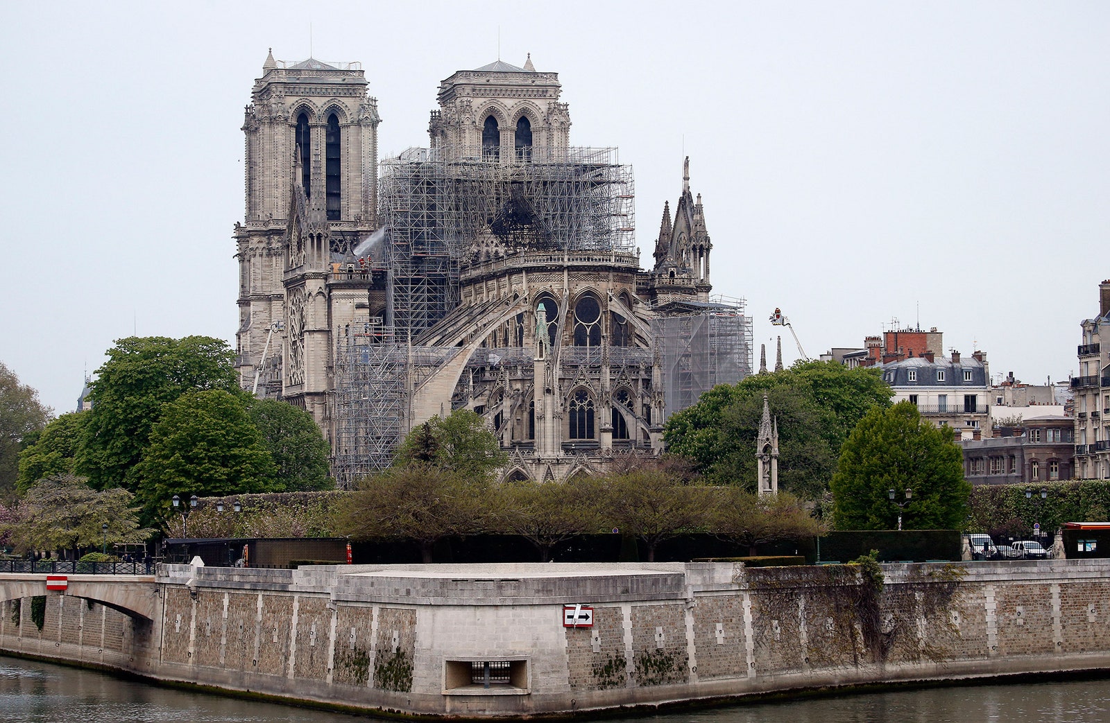 Пожар в НотрДамдеПари 13 фактов о главном соборе Франции