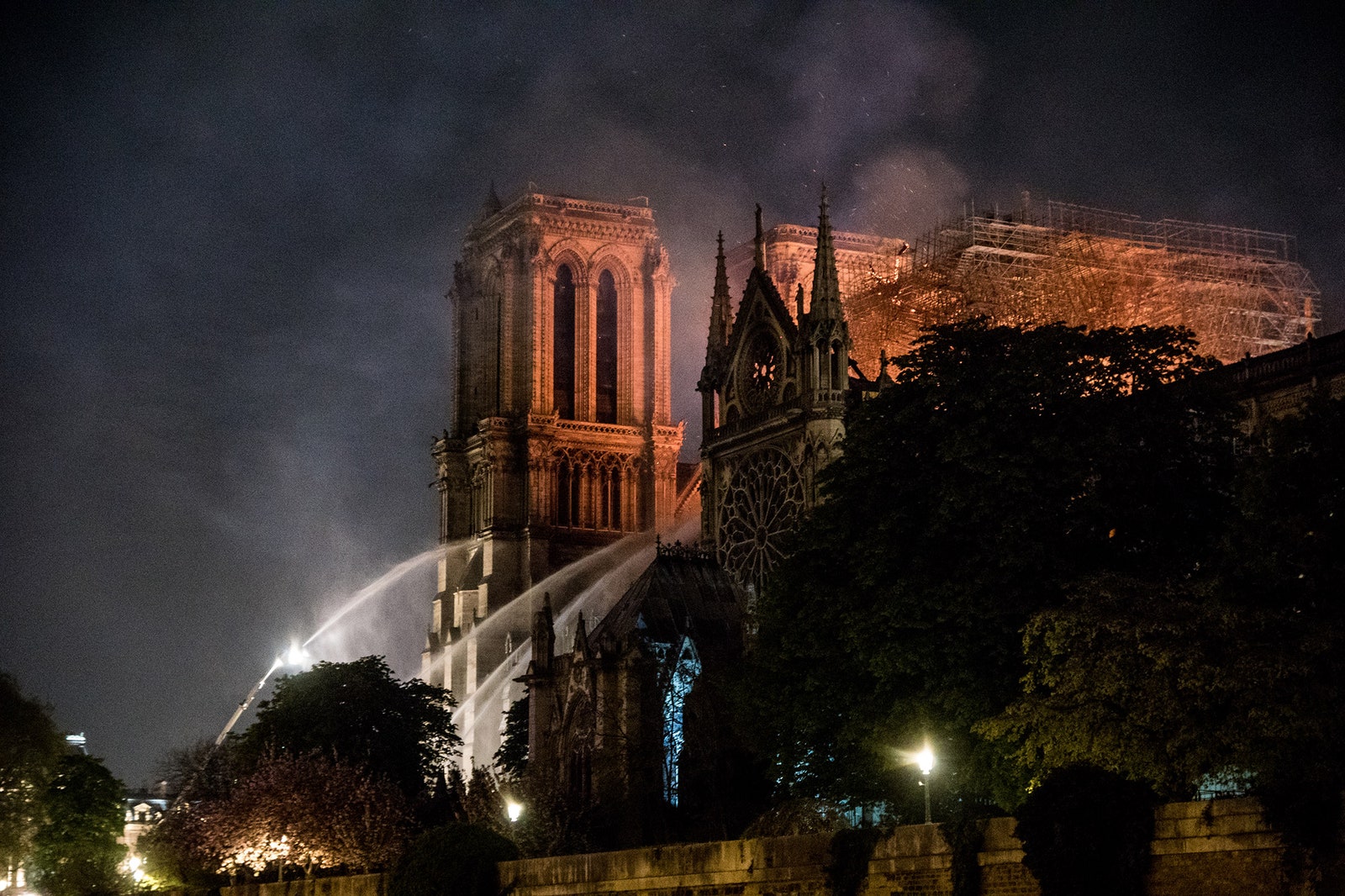 Пожар в НотрДамдеПари 13 фактов о главном соборе Франции