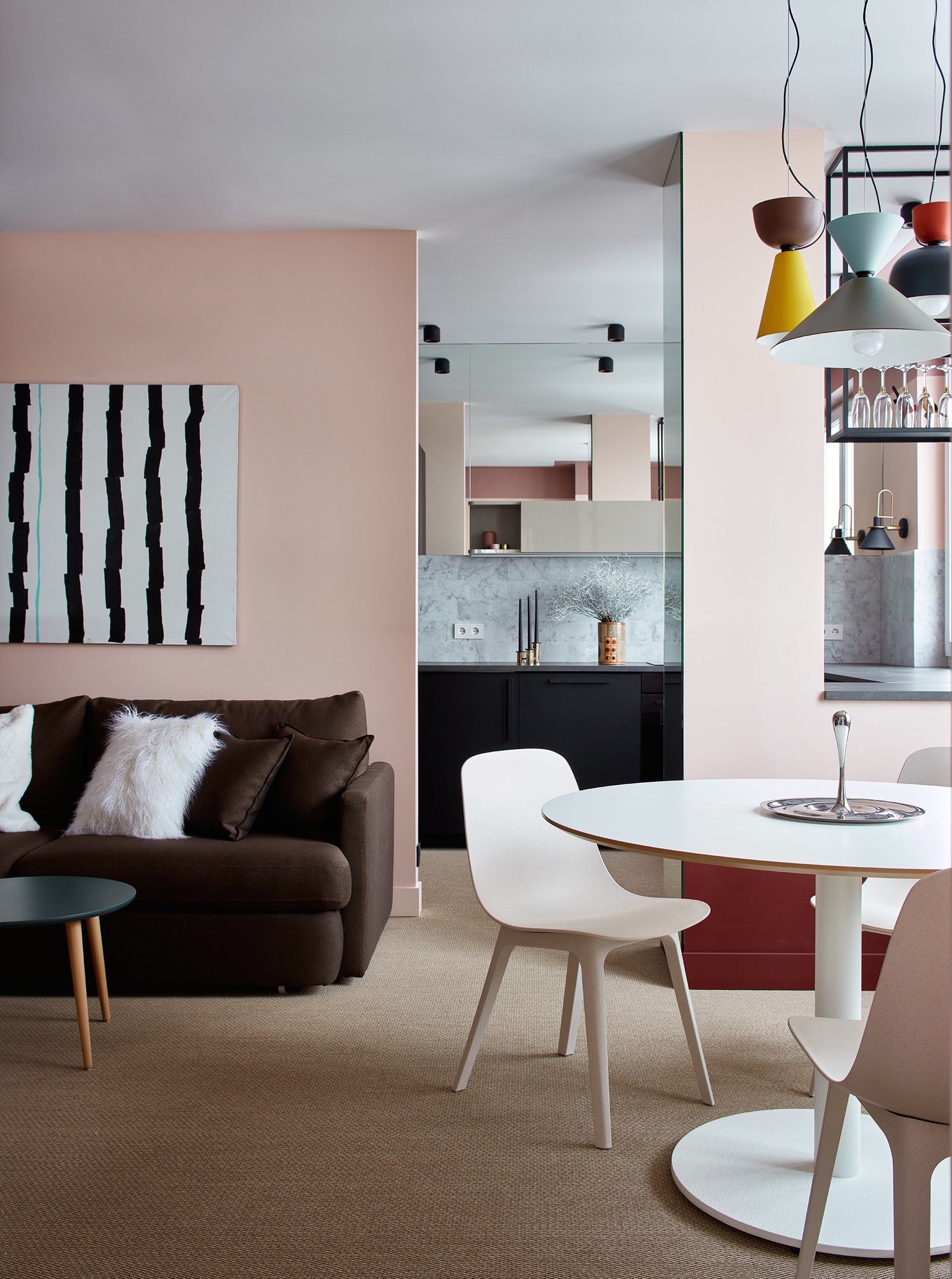 Гостиная и столовая. Стол и стулья IKEA напольное покрытие Bolon картина Татьяны Хорошевой. За столом видна несущая...