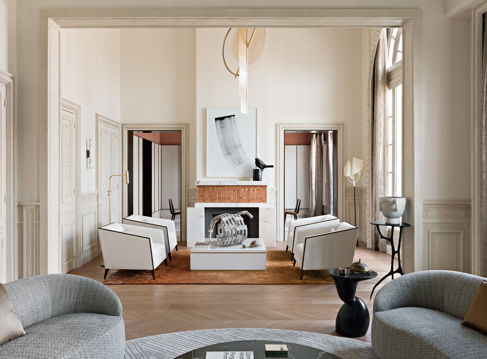 Гостиная в парижской квартире по дизайну Родольфа Паранте. Фото Stephan Julliard.