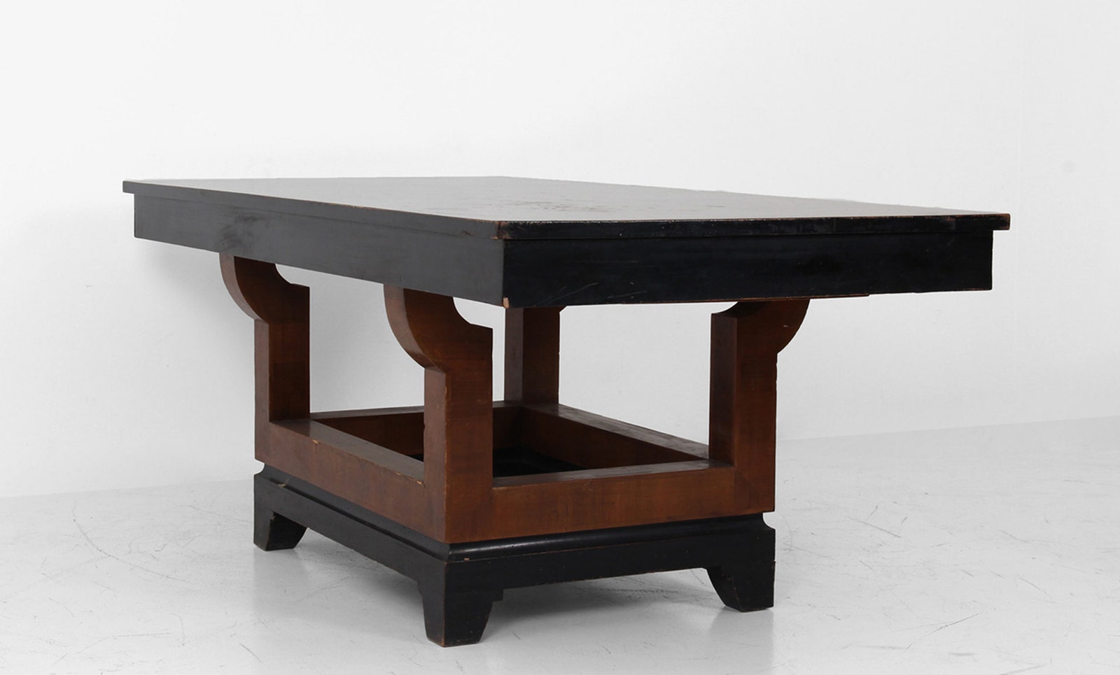 Обеденный стол по проекту Пьеро Порталуппи. Два выдвижных ящика четвероногое основание из эбонитированной древесины...