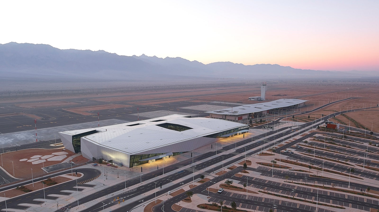 Новый минималистичный аэропорт в курортном городе Эйлат