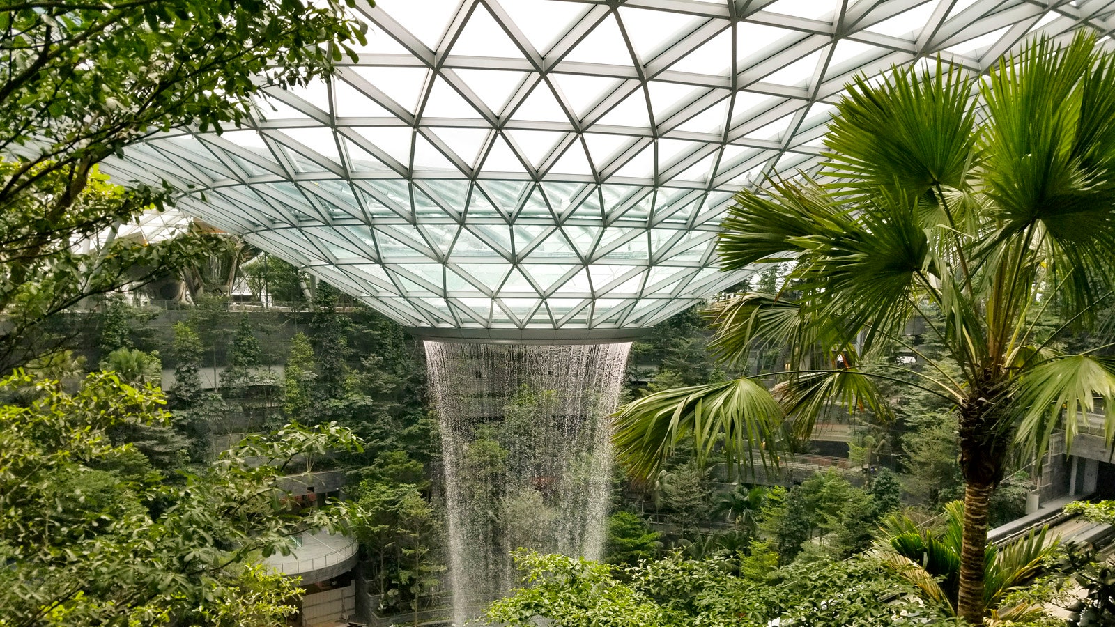 В аэропорту Сингапура откроется самый большой в мире водопад под крышей