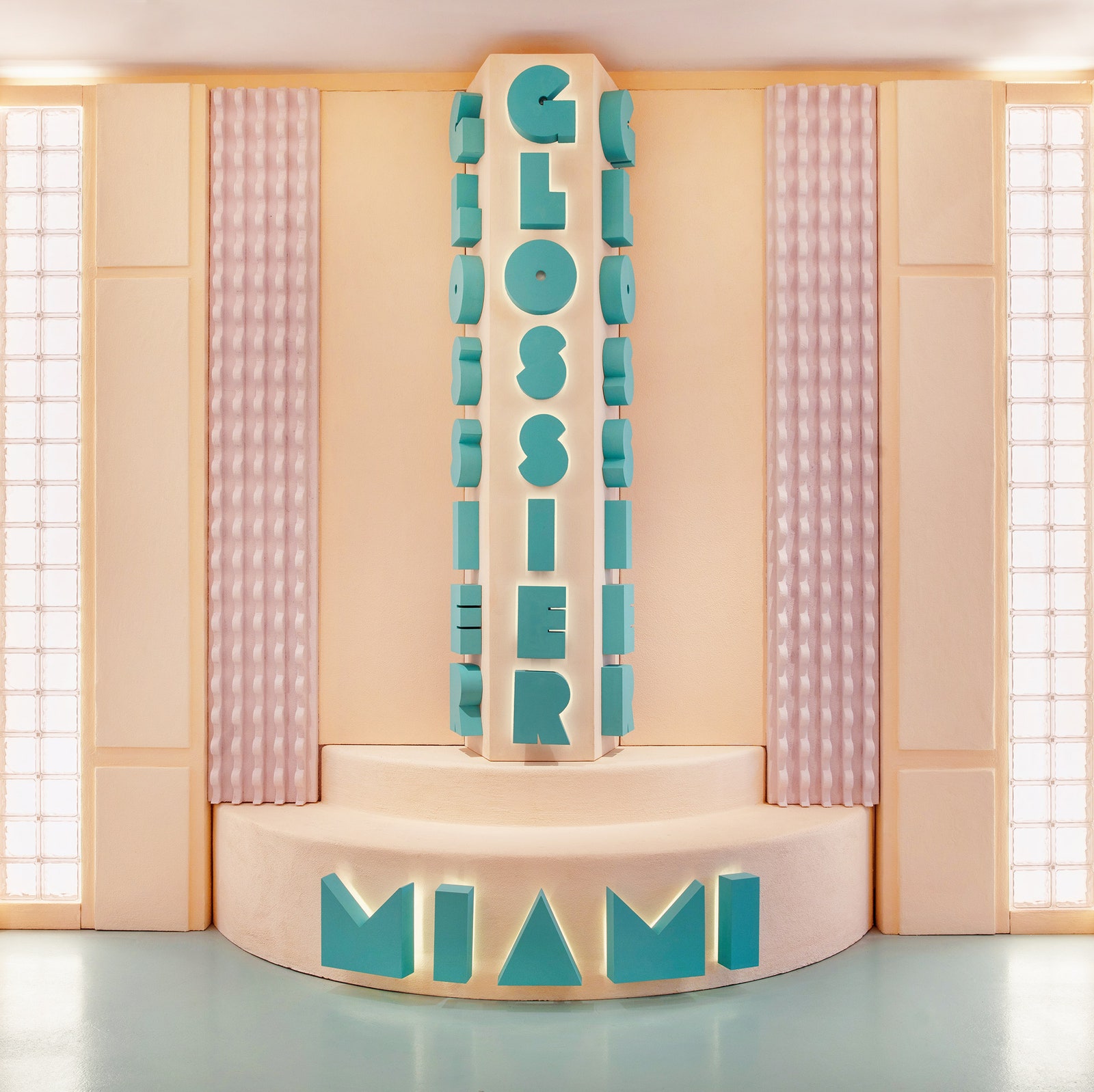 Дизайн интерьера нового попапбутика Glossier в Майами