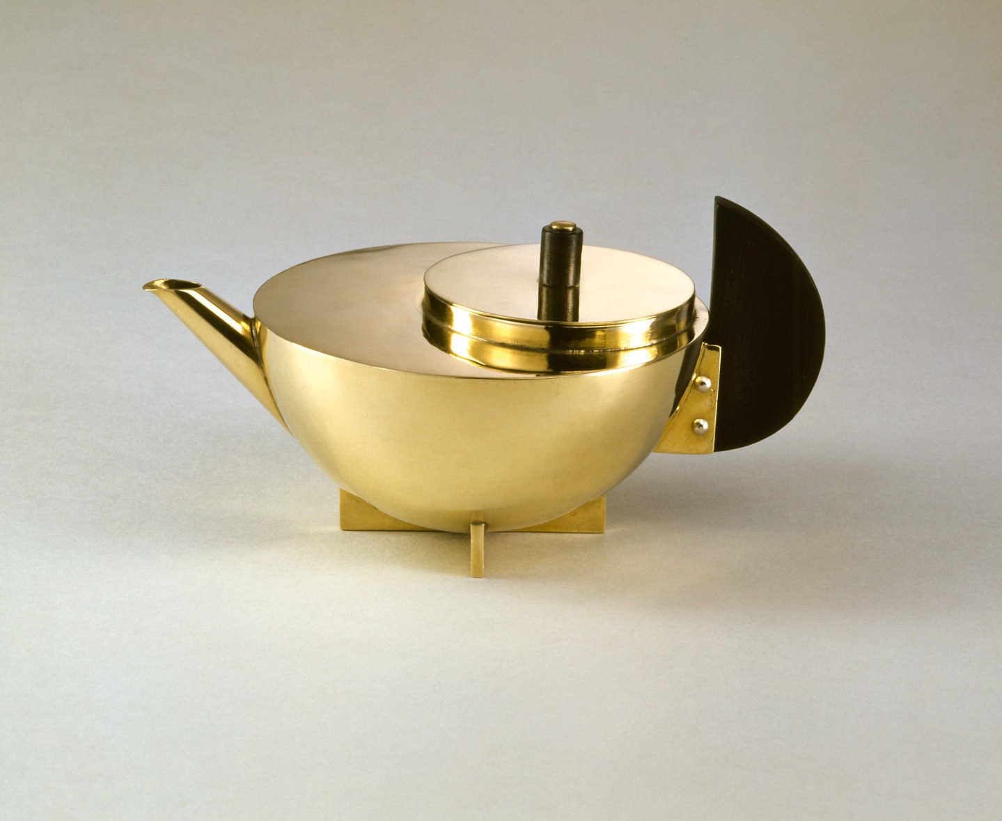 Чайник по дизайну Марианны Брандт из меди 1924.
